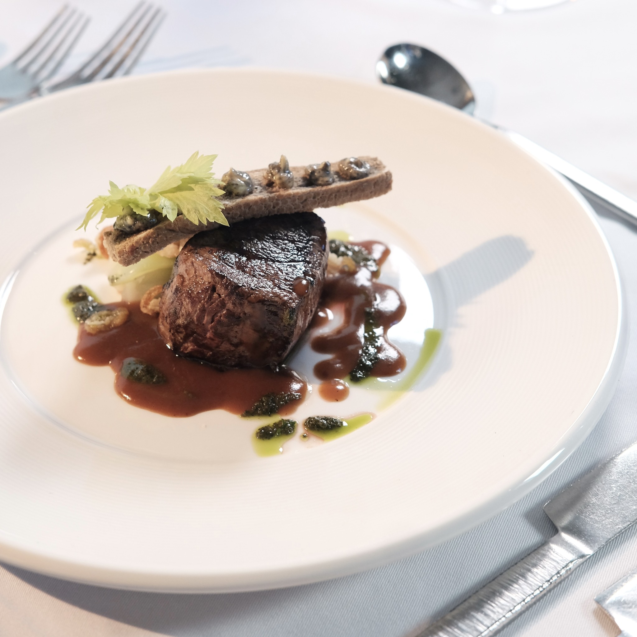 Thăn bò mỹ nướng thượng hạng trong bữa tối trên du thuyền 5* Ambassador cruise 2N1Đ vịnh Hạ Long