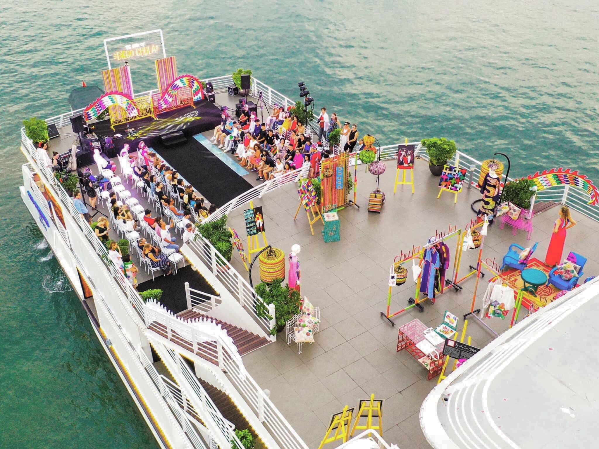 Du thuyền Sea Octopus 5 sao ăn tối trên vịnh 8 event The light of Diego Chula