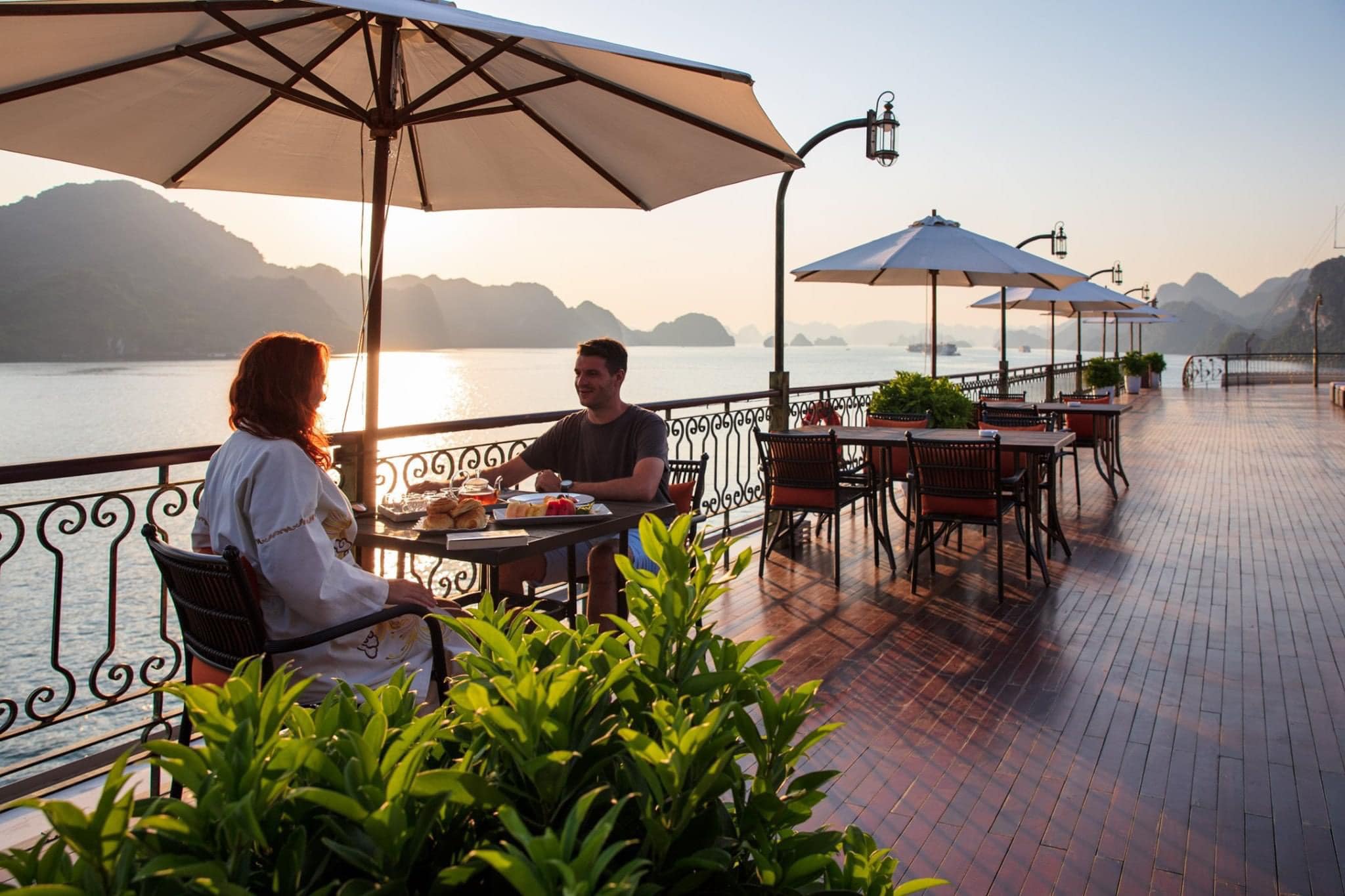 Tiệc trà chiều trên du thuyền vịnh Lan Hạ