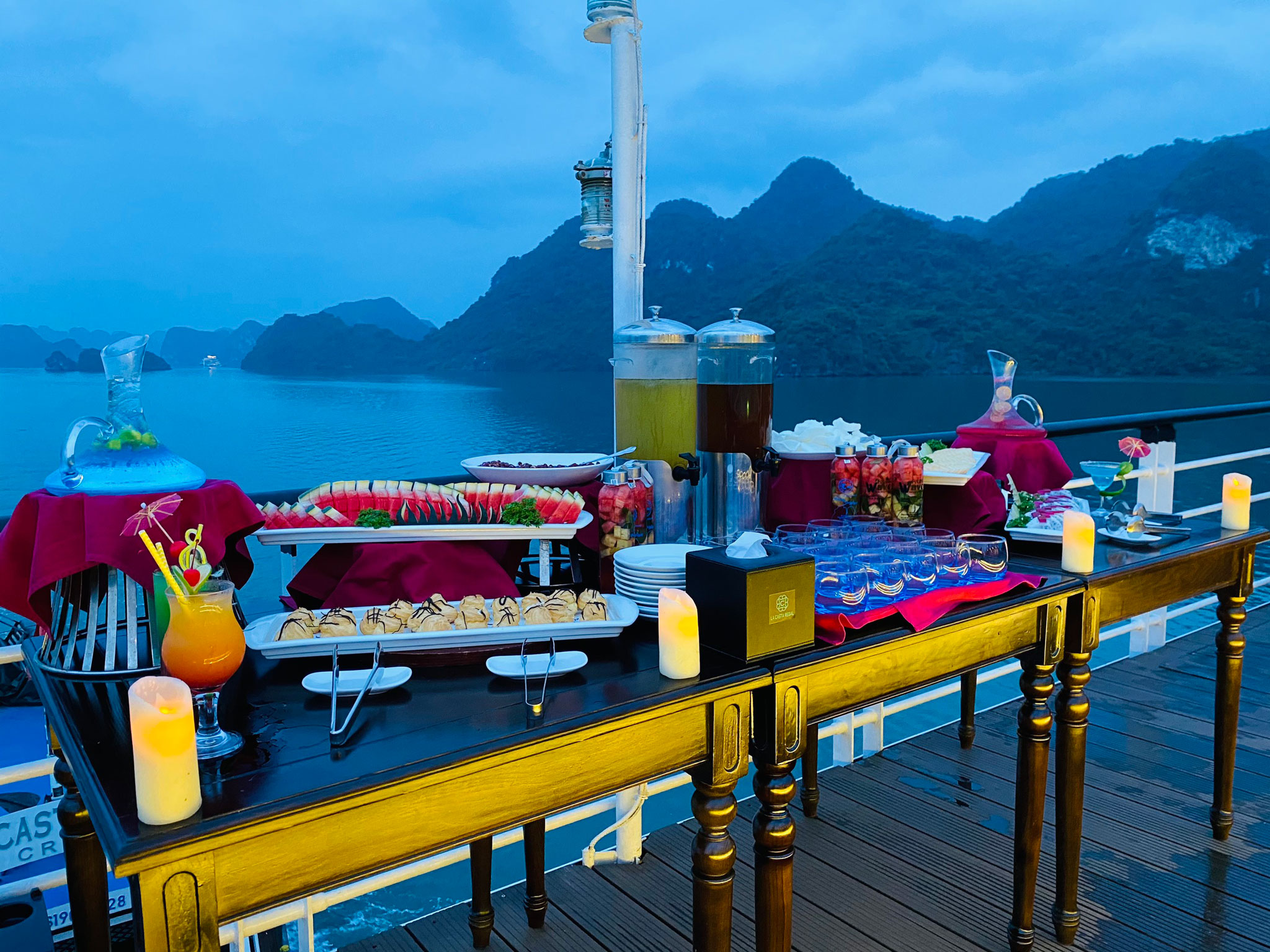 Trà chiều trên du thuyền 5* 8 tiếng thăm vịnh Hạ Long