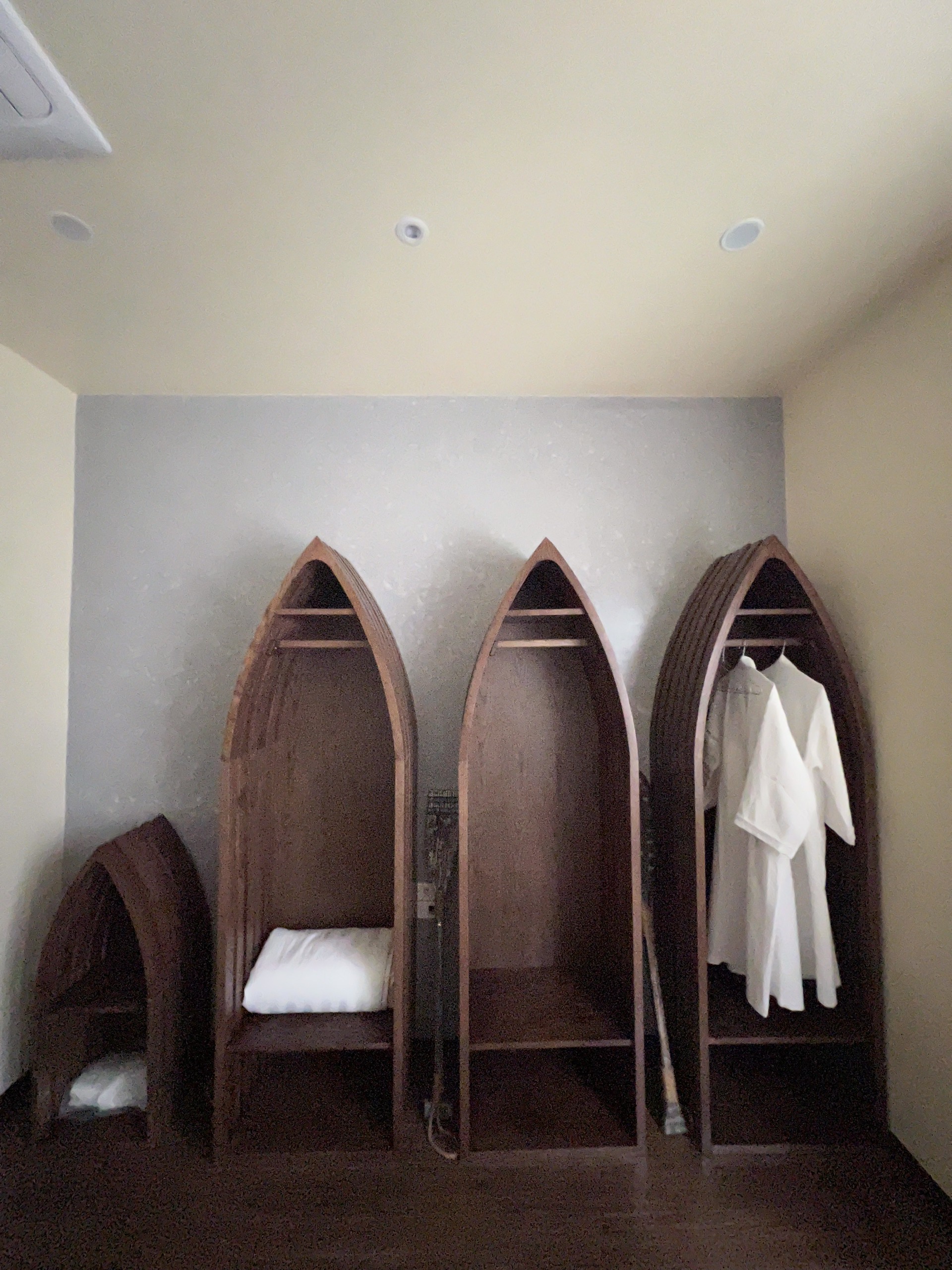 Tủ quần áo hình con thuyền độc đáo trong phòng làng chài homestay San Hô 4 ngủ tại Hạ Long, Quảng Ninh