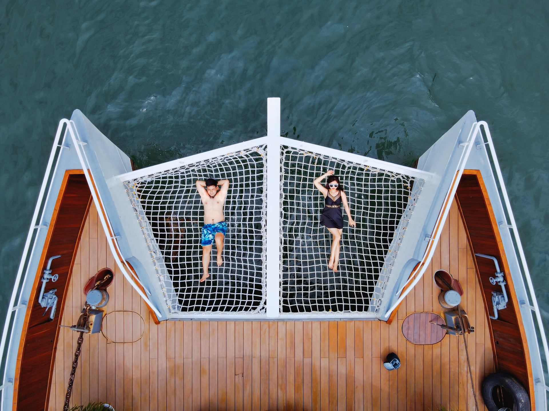Du thuyền Catamaran Hạ Long - Lan Hạ trong ngày 5 Võng lưới chỉ duy nhất có ở du thuyền The Halong Catamaran