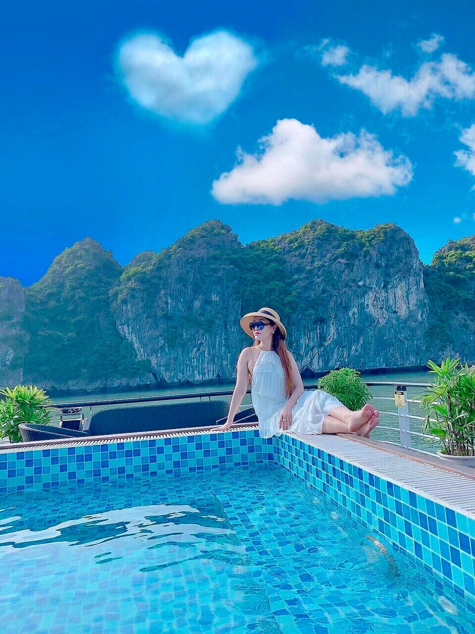 Du thuyền La Casta daily cruise 5* tour 1 ngày 3 Du thuyền 1 ngày đầu tiên có bể bơi trên vịnh Hạ Long