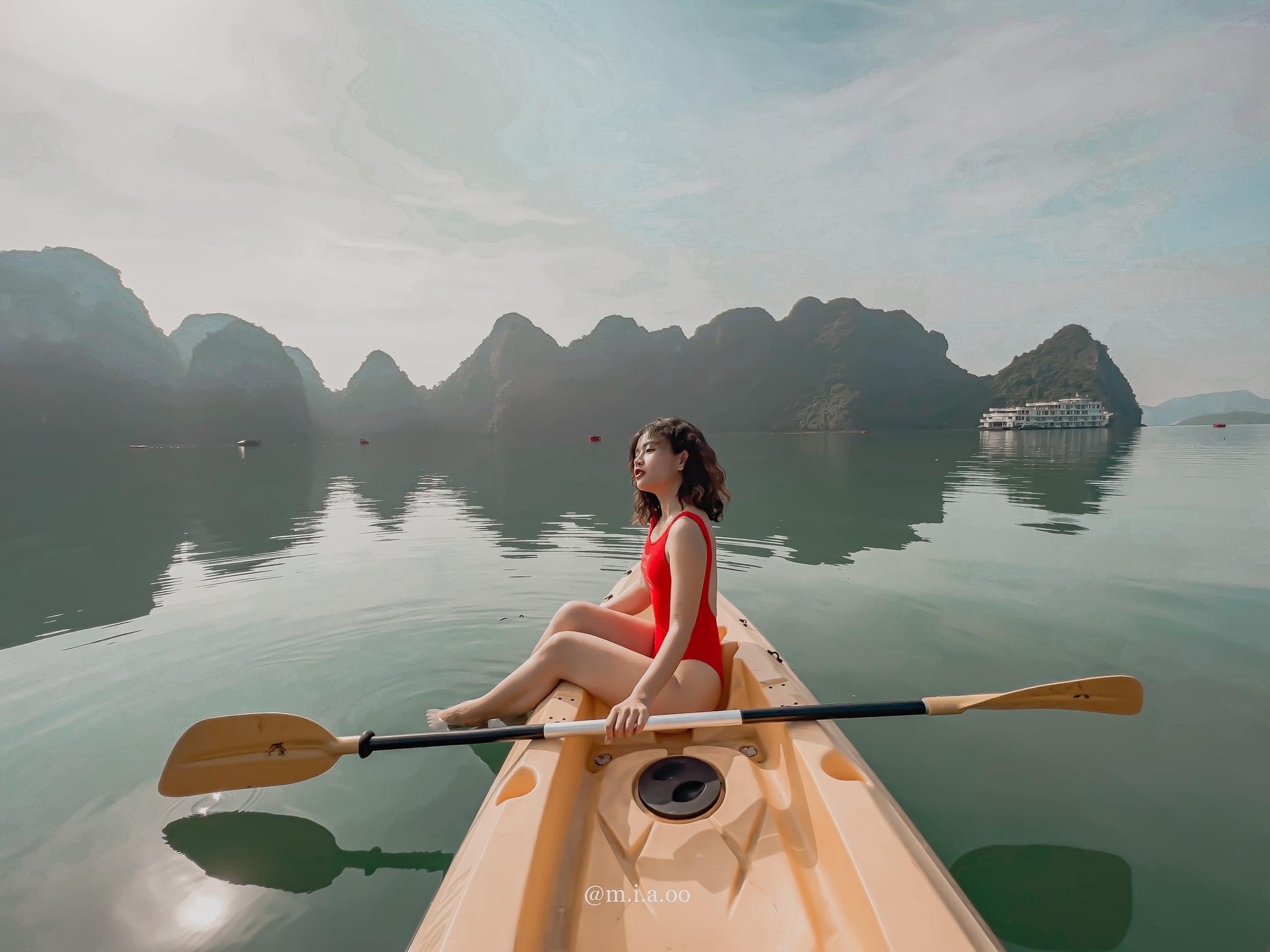 chèo kayaking thăm quan vịnh Hạ Long