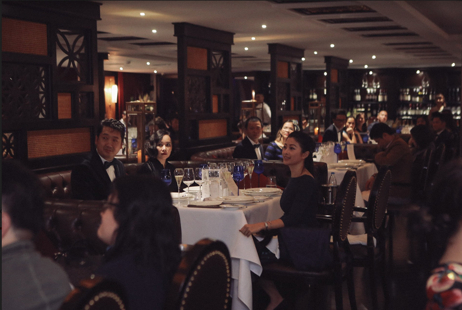 Kinh nghiệm đi du thuyền ngủ đêm 2023 mới nhất cần phải biết 18 Bạn nên mặc trang phục trang trọng, lịch sự cho phù hợp với bữa tối tại nhà hàng sang trọng trên du thuyền 6* Ambassador cruise