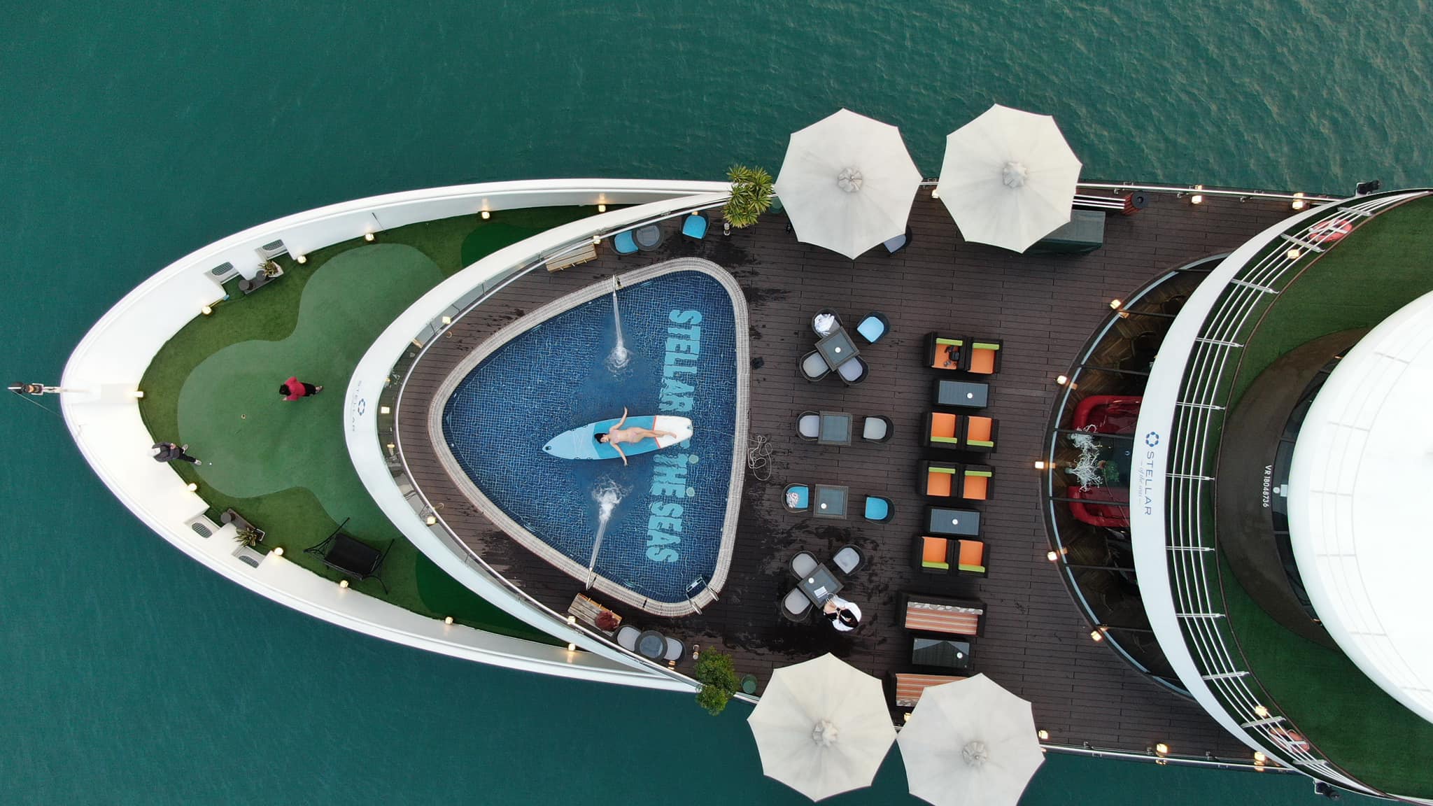 Ảnh bể bơi du thuyền 5 sao vịnh Hạ Long Lan Hạ chụp bằng flycam