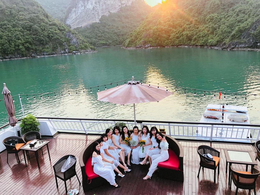 Du thuyền Dora cruise 5 sao vịnh Lan Hạ
