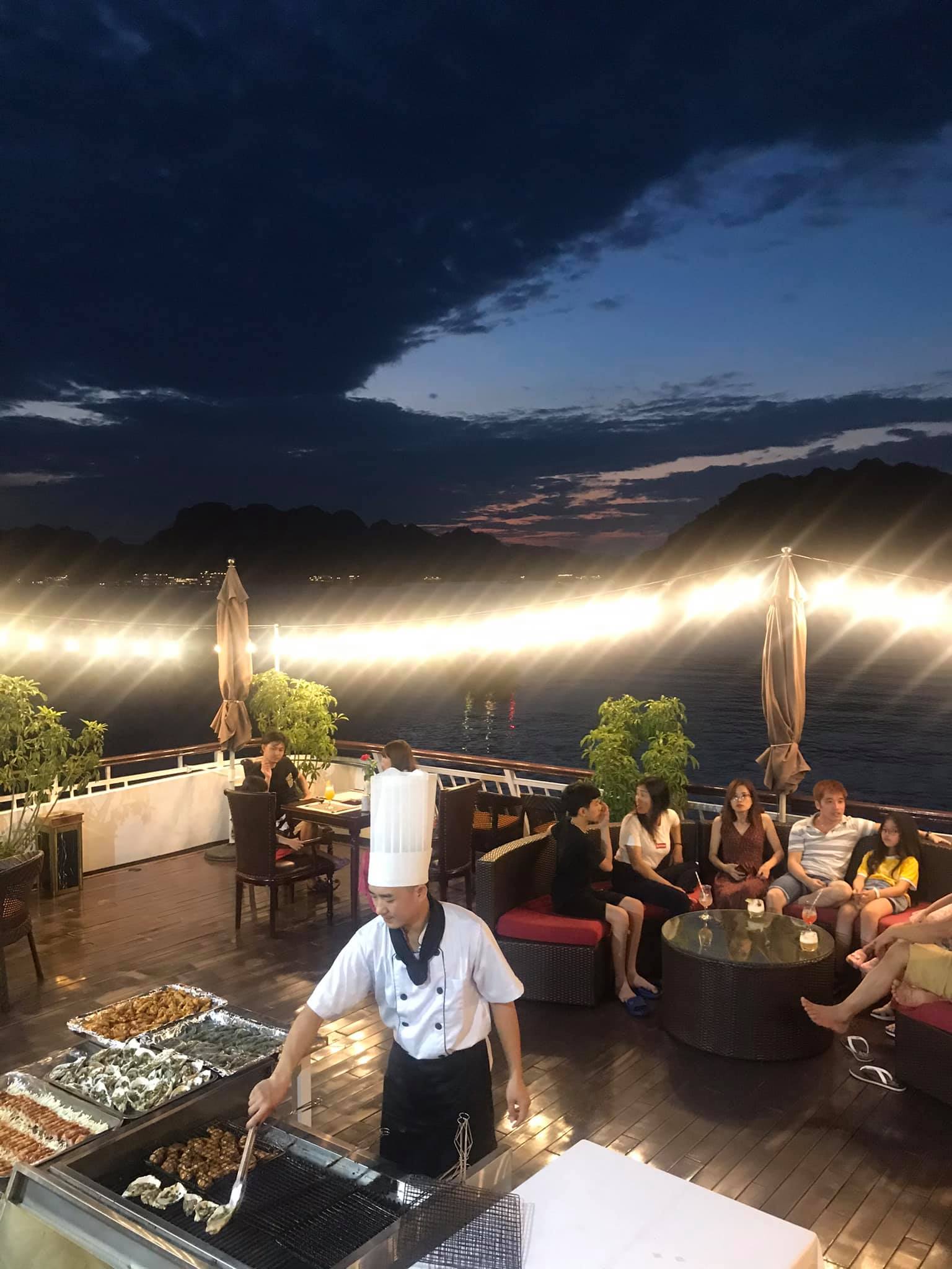 Tiệc BBQ buffet hải sản trên sundeck du thuyền 5 sao vịnh Lan Hạ