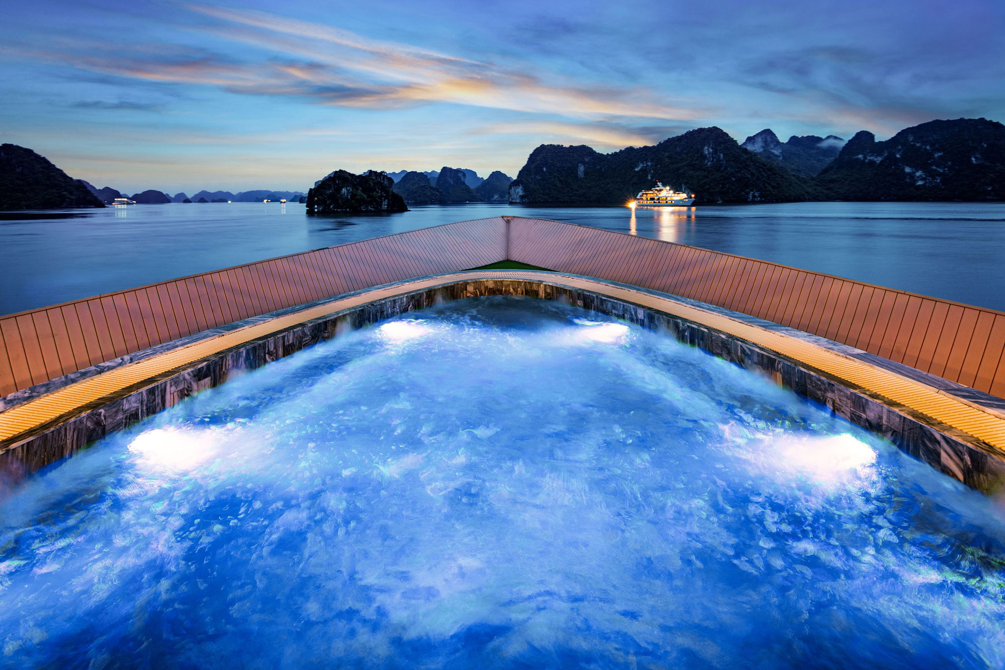 Bể sục Jacuzzi ngoài trời trên tầng 2 du thuyền view vịnh Lan Hạ