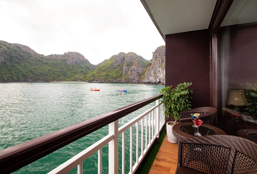 Du thuyền Dora cruise 5 sao vịnh Lan Hạ