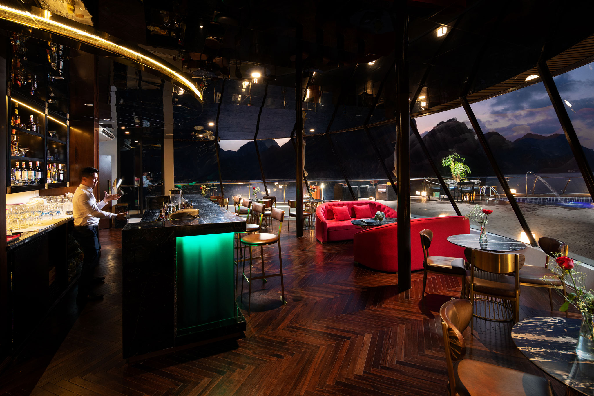 Quầy bar trên Sundeck du thuyền 5 sao Stellar of the Seas cruise vịnh Hạ Long Lan Hạ