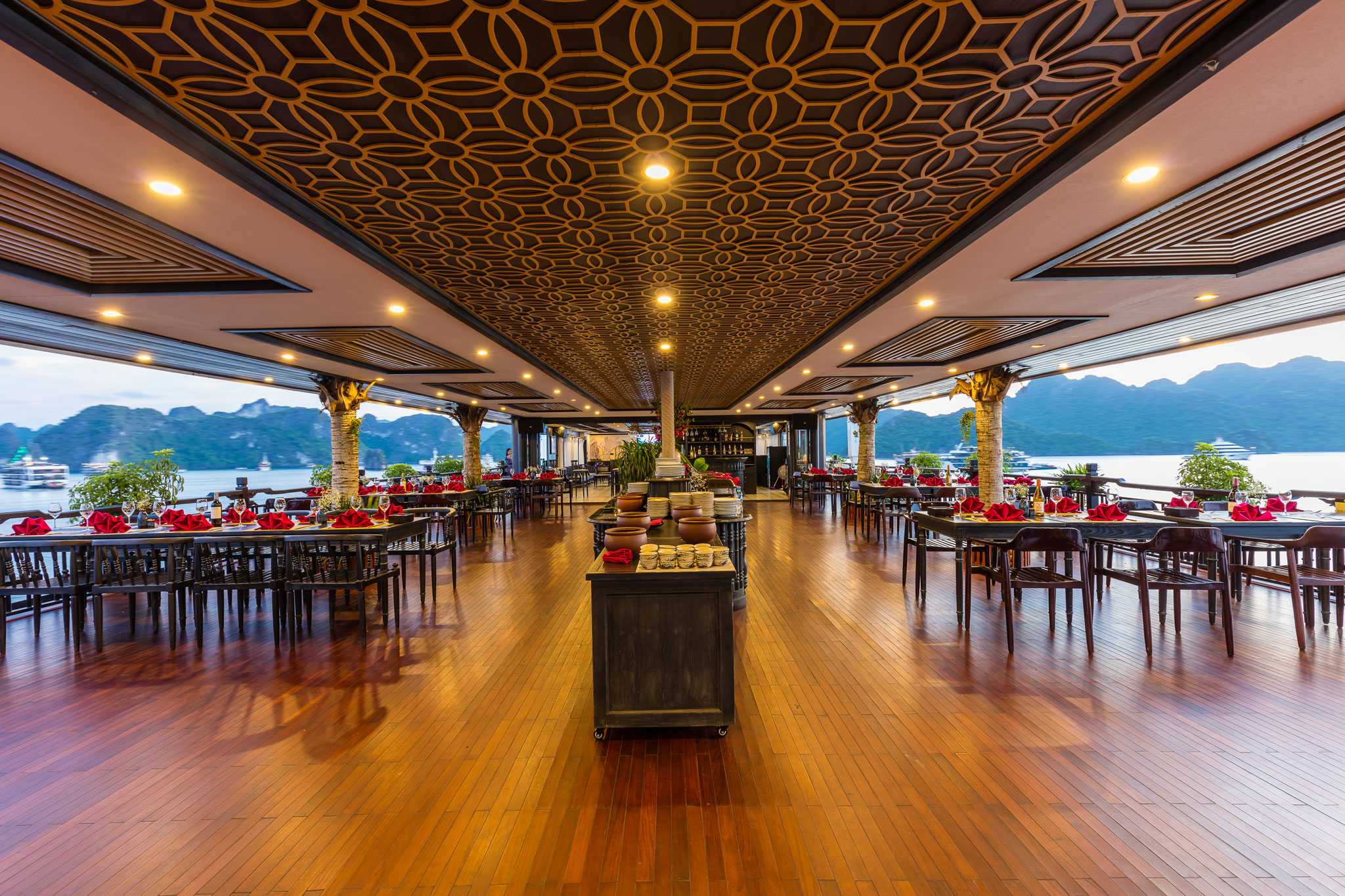Nhà hàng với không gian mở trên tầng thượng du thuyền La Regina Grand cruise vịnh Hạ Long - Lan Hạ