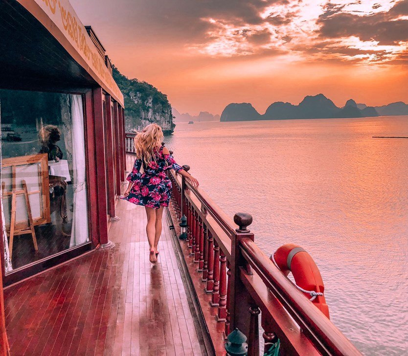 Du thuyền Emperor Hạ Long 5* chỉ với 10 phòng