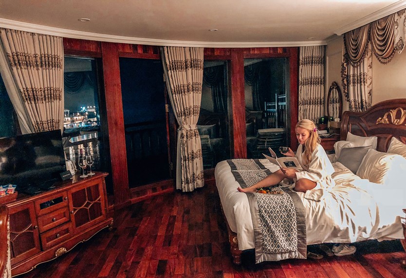 Du thuyền Emperor Hạ Long 5* chỉ với 10 phòng