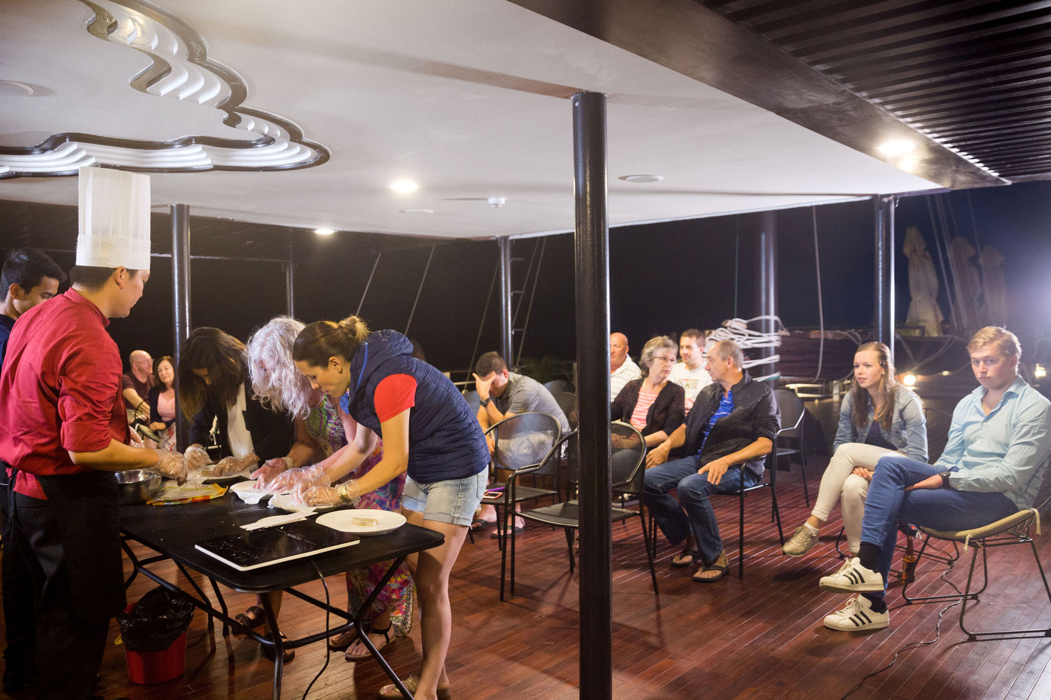 Lớp cooking class học gói chả nem truyền thống Việt Nam trên tàu ngủ đêm 5 sao