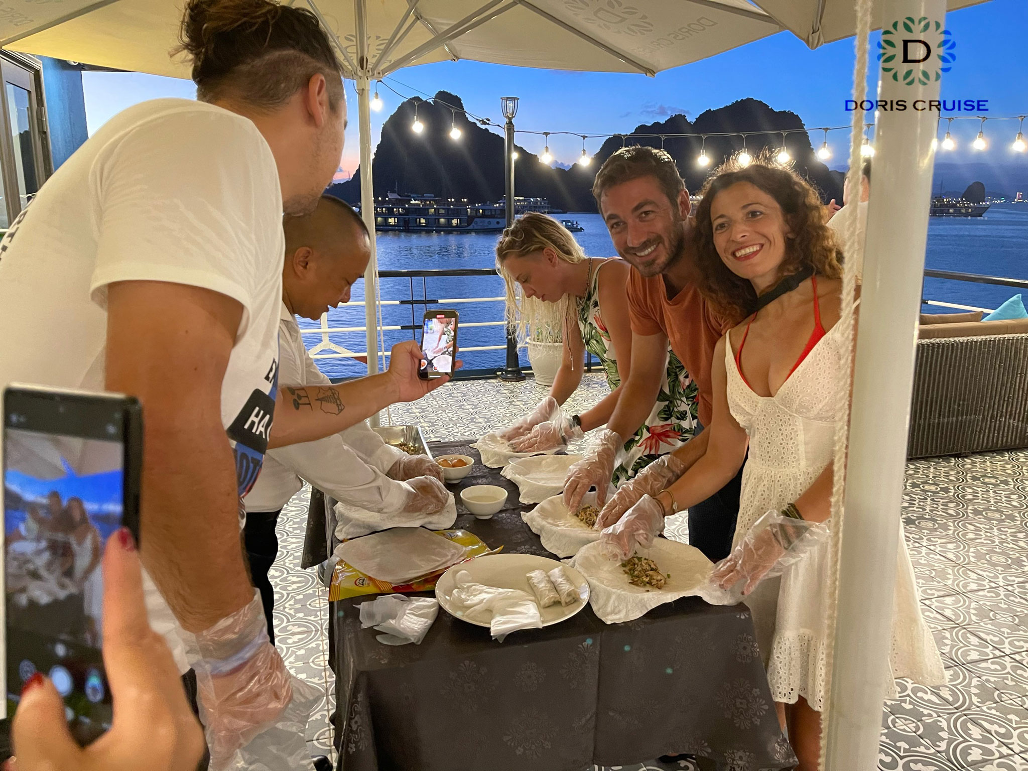 Du khách hào hứng tham gia chương trình Cooking class học nấu ăn trên du thuyền Doris cruise