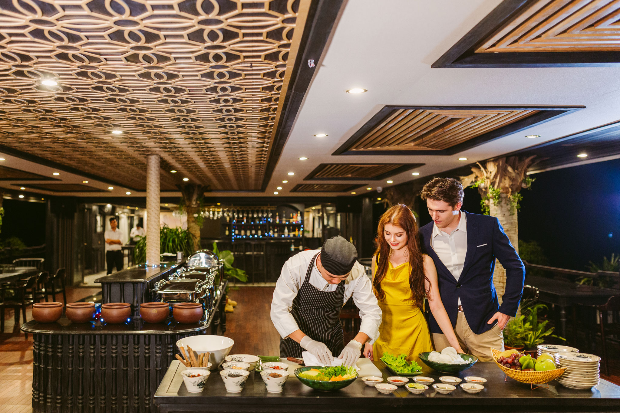 Du khách tham gia lớp Cooking class học nấu ăn trên du thuyền La Regina Grand cruise