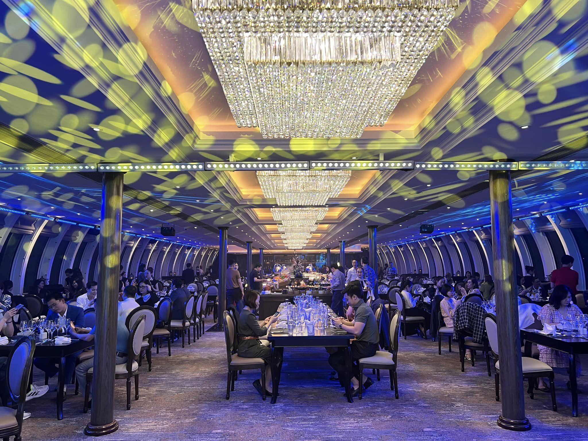 Không gian nhà hàng sang trọng trên du thuyền nhà hàng Paradise Delight cruise