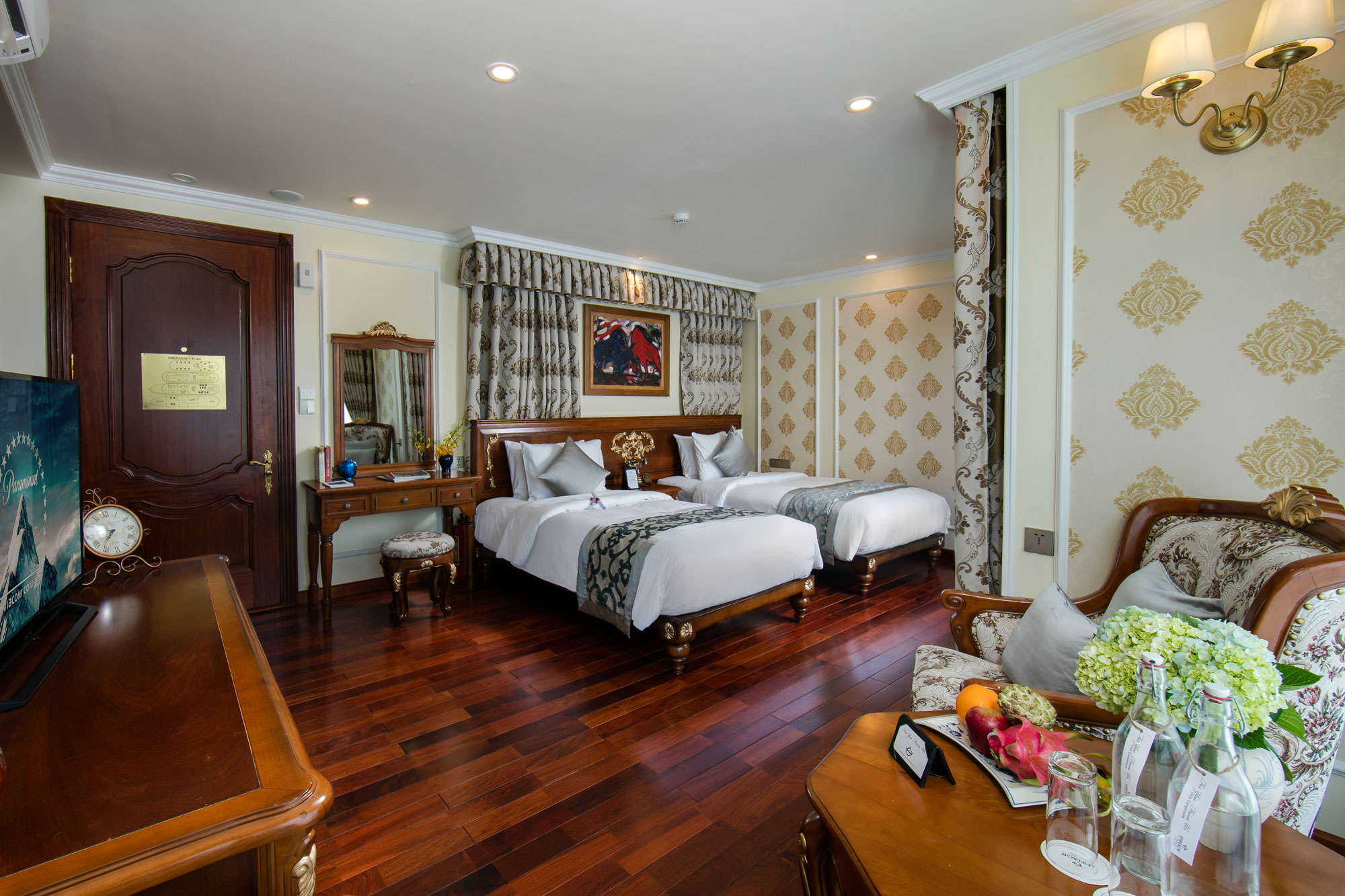 Du thuyền Emperor Hạ Long 5* chỉ với 10 phòng 10 Phòng Do Son Suites du thuyền Hoàng đế Emperor cruise Hạ Long