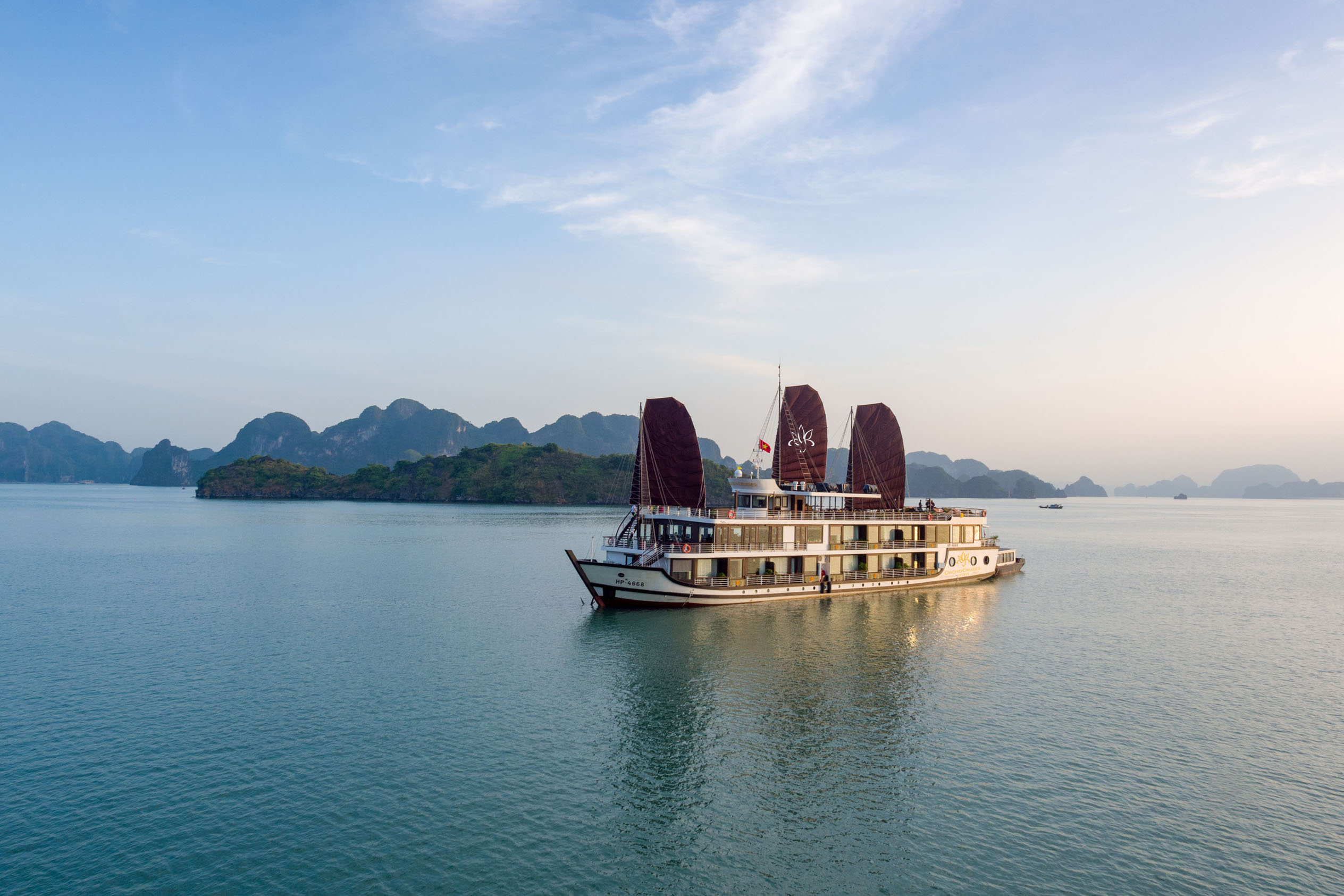 Du thuyền Orchid Trendy cruise 5 sao vịnh Lan Hạ 1 Từ mùa hè năm 2021 du thuyền AZALEA CRUISES chính thức được nâng cấp và đổi nhận diện thương hiệu thành ORCHID TRENDY CRUISES