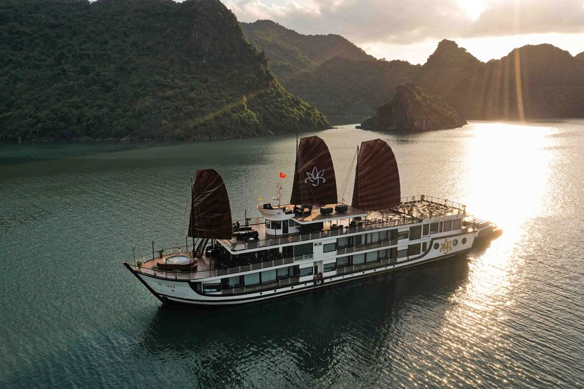 Du thuyền Orchid Classic cruise 5 sao vịnh Lan Hạ