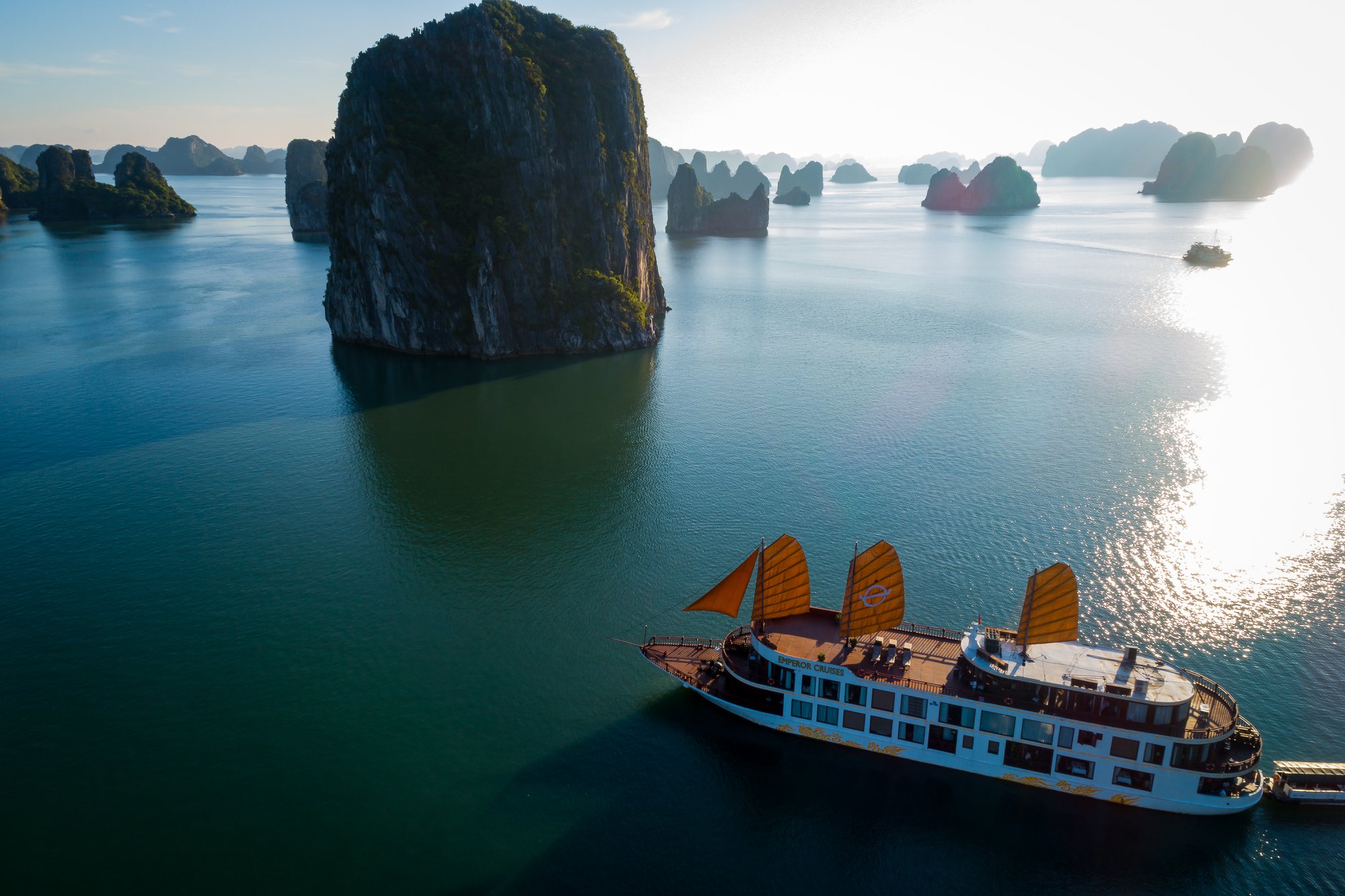 Du thuyền Emperor Hạ Long 5* chỉ với 10 phòng 1 Ảnh toàn cảnh Du thuyền 5* Emperor cruise Hạ Long