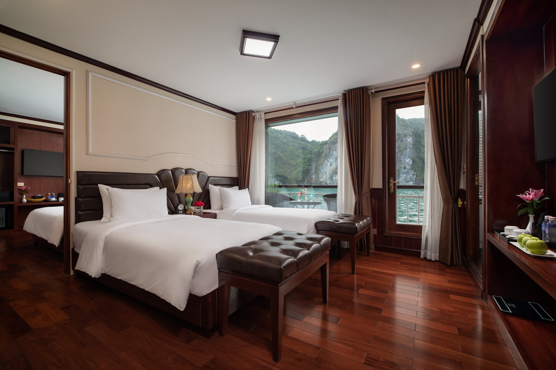 Du thuyền Dora cruise 5 sao vịnh Lan Hạ 10 Phòng Junior Family Connecting Room du thuyền Dora cruise