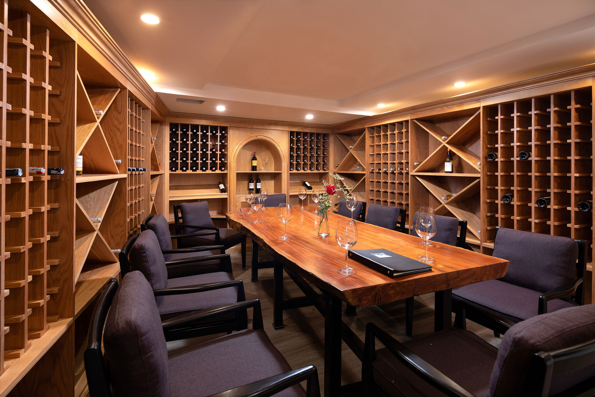 hầm rượu vang trên du thuyền 5 sao Stellar of the Seas cruise