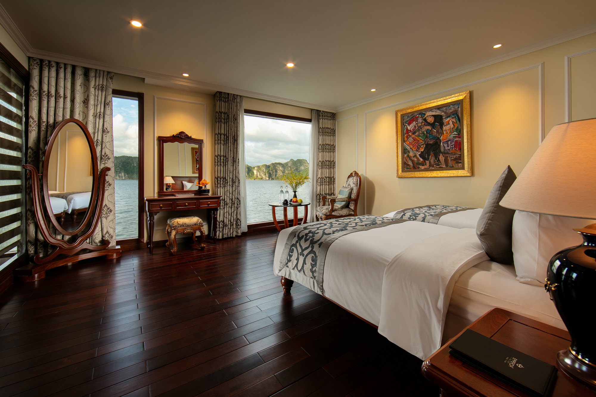 Du thuyền Emperor Hạ Long 5* chỉ với 10 phòng 9 Phòng Hanoi Suites du thuyền Hoàng đế Emperor cruise Hạ Long