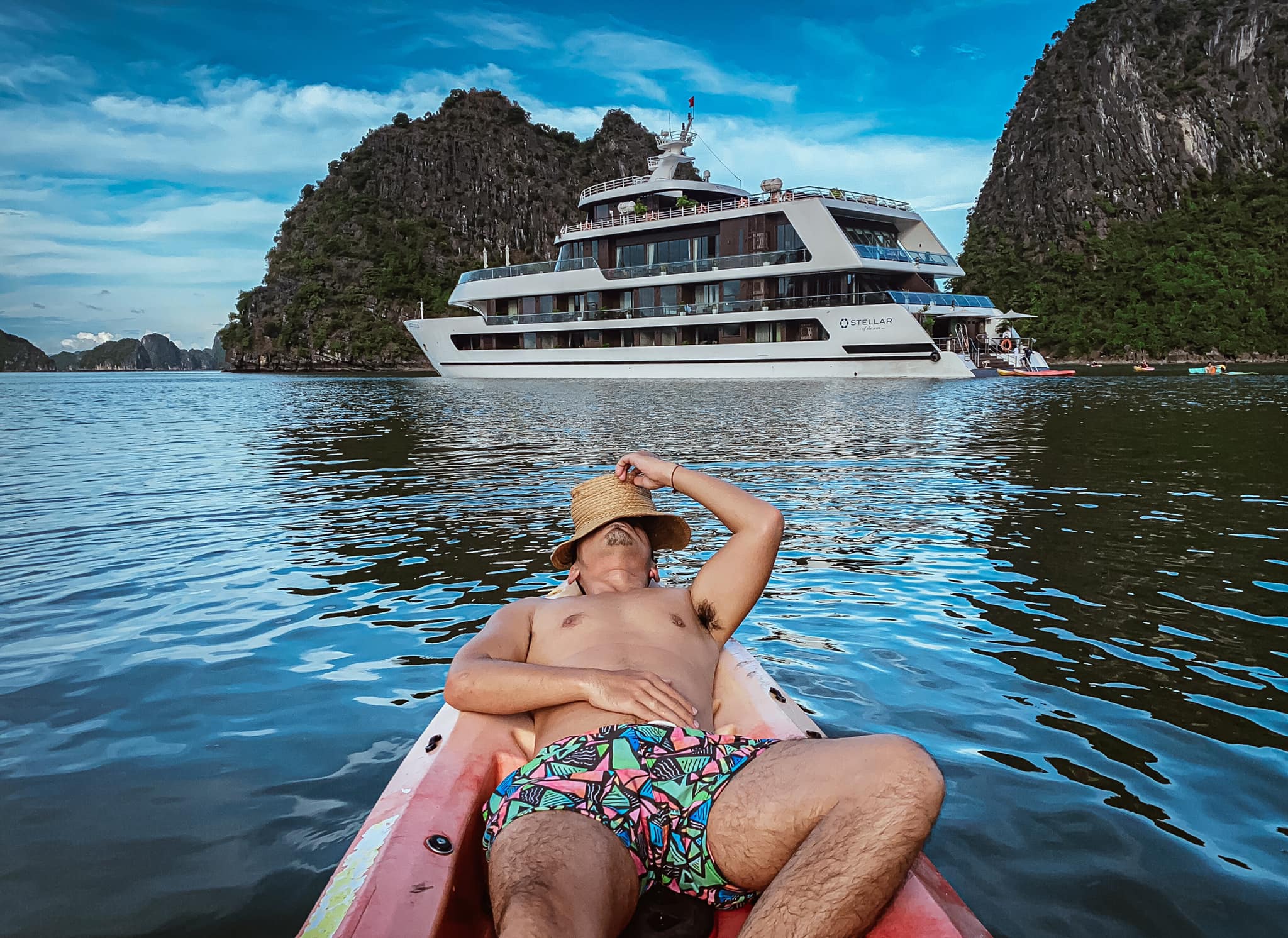 Kayaking khám phá vịnh Lan Hạ