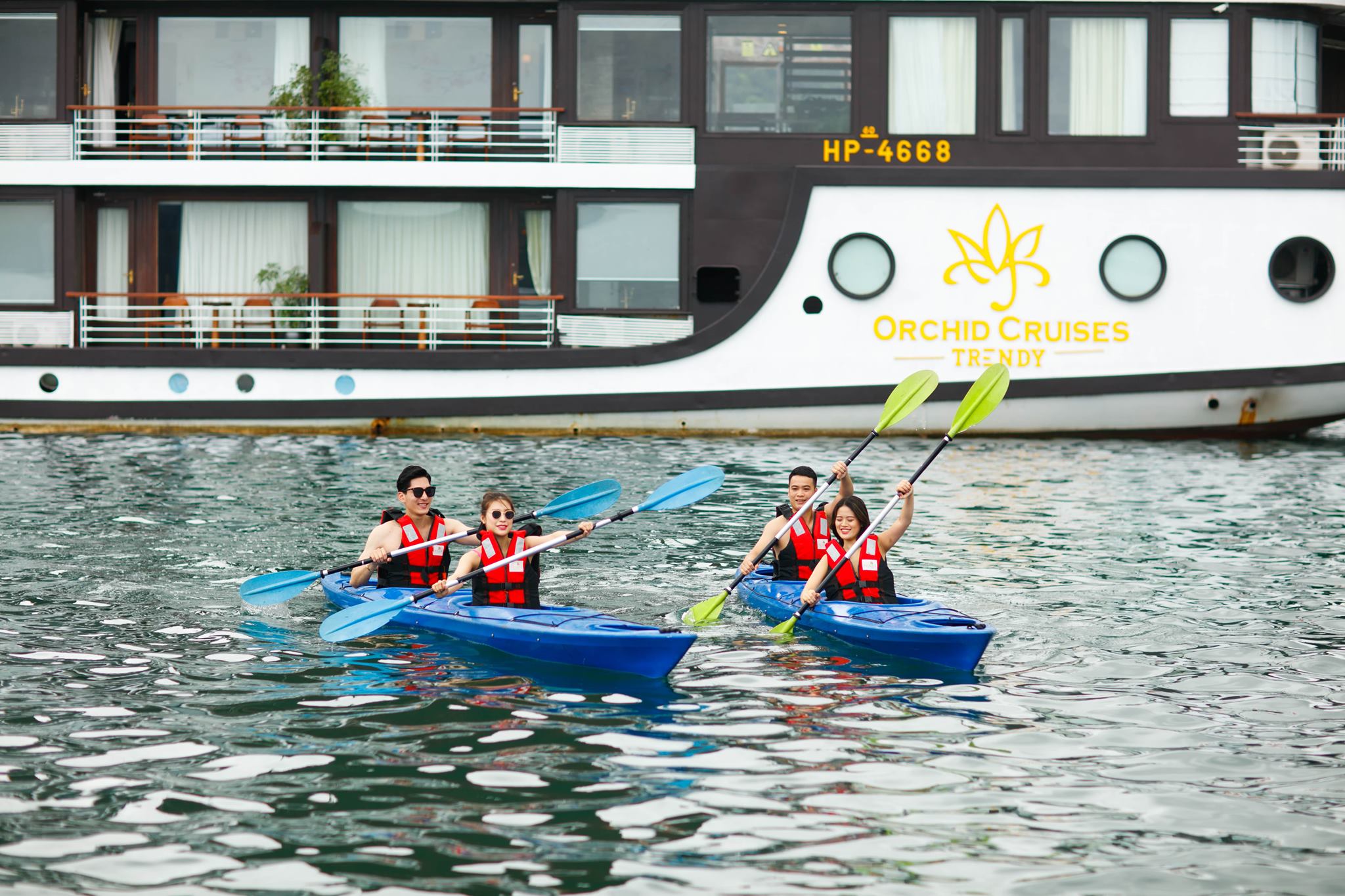 Du khách chèo kayaking khám phá vịnh Lan Hạ