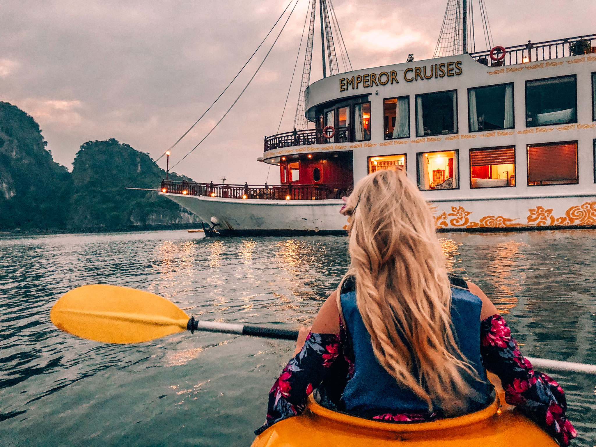 Du khách chèo thuyền kayak khám phá vịnh Hạ Long