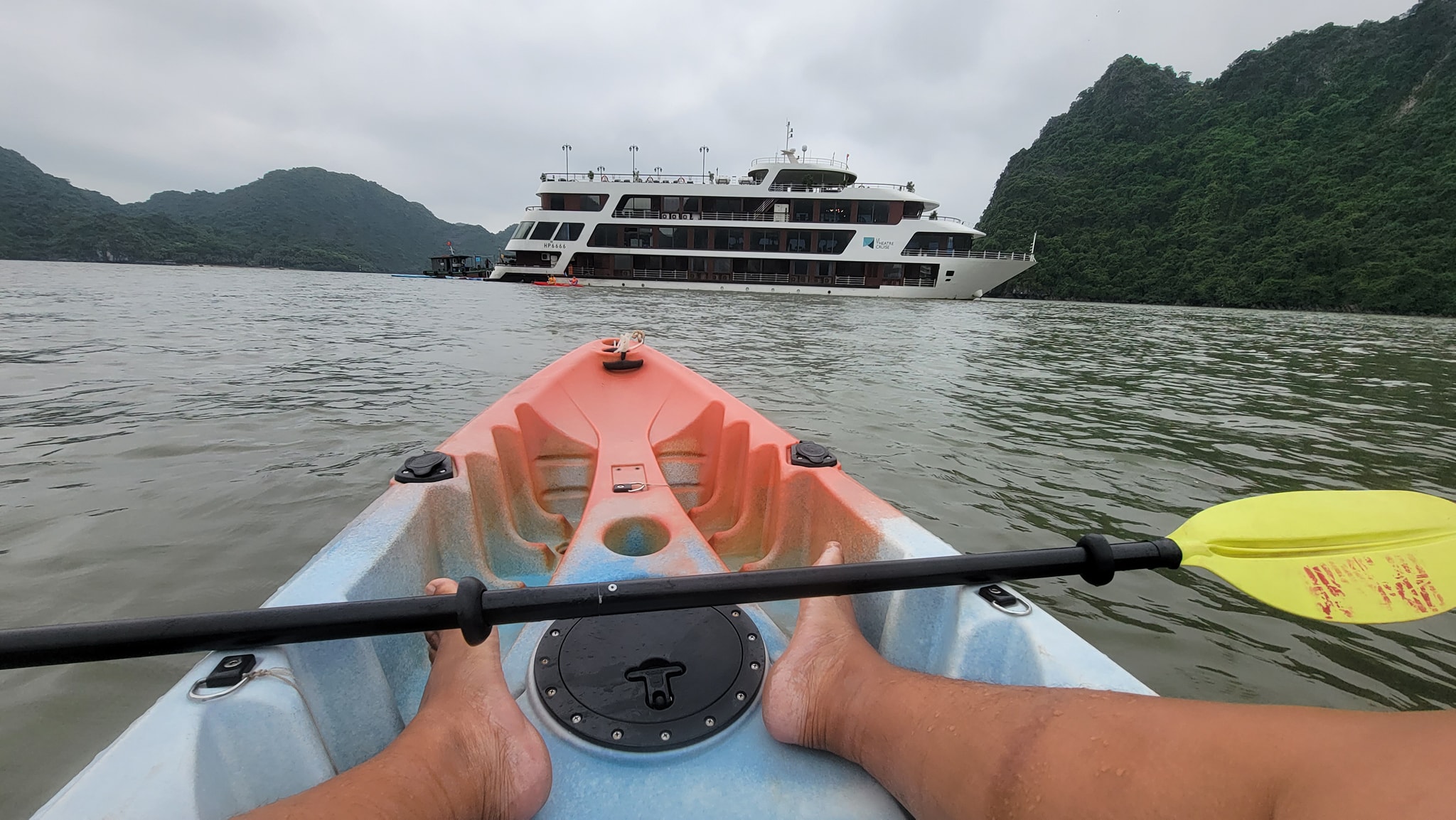 Du thuyền Le Theatre cruise 5 sao Lan Hạ 5 Kayking khám phá vịnh Lan Hạ trên du thuyền Le Theatre cruise