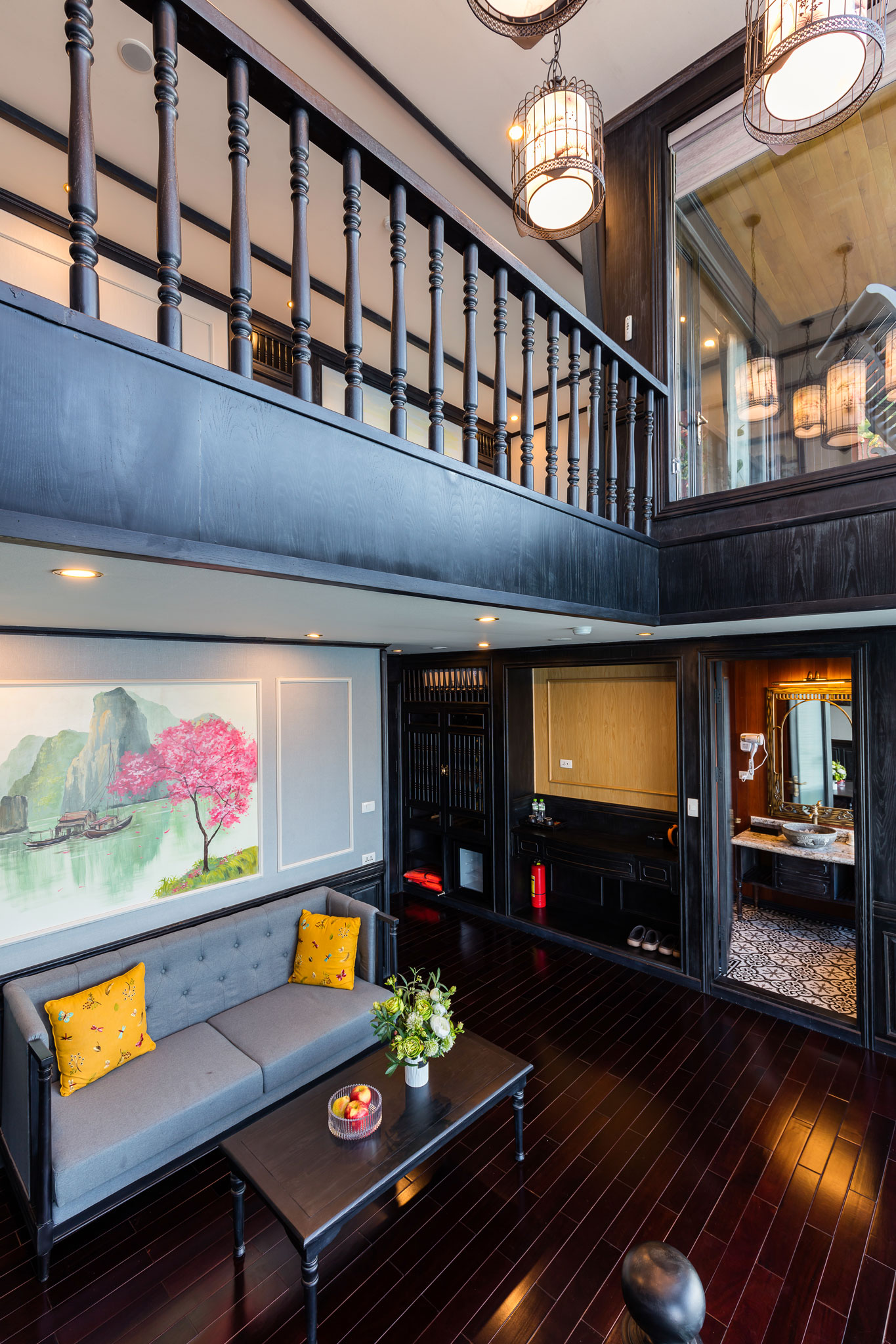 Thiết kế thông tầng cực kỳ ấn tượng của hạng phòng Lanha Duplex Suite duy nhất trên tàu ngủ đêm vịnh Lan Hạ