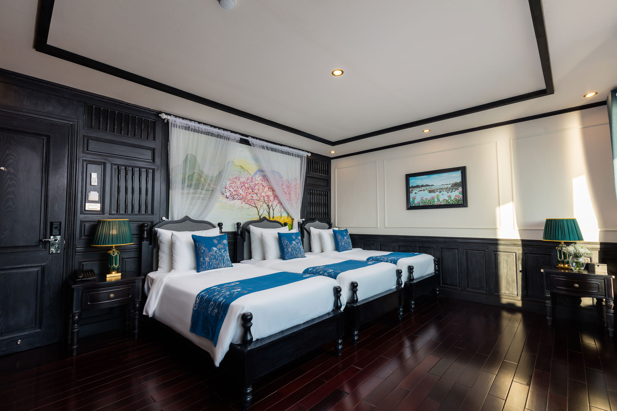 Du thuyền La Regina Grand 5 sao vịnh Lan Hạ 12 Hạng phòng Lan Ha Trio Suite du thuyền 5* La Regina Grand cruise vịnh Lan Hạ