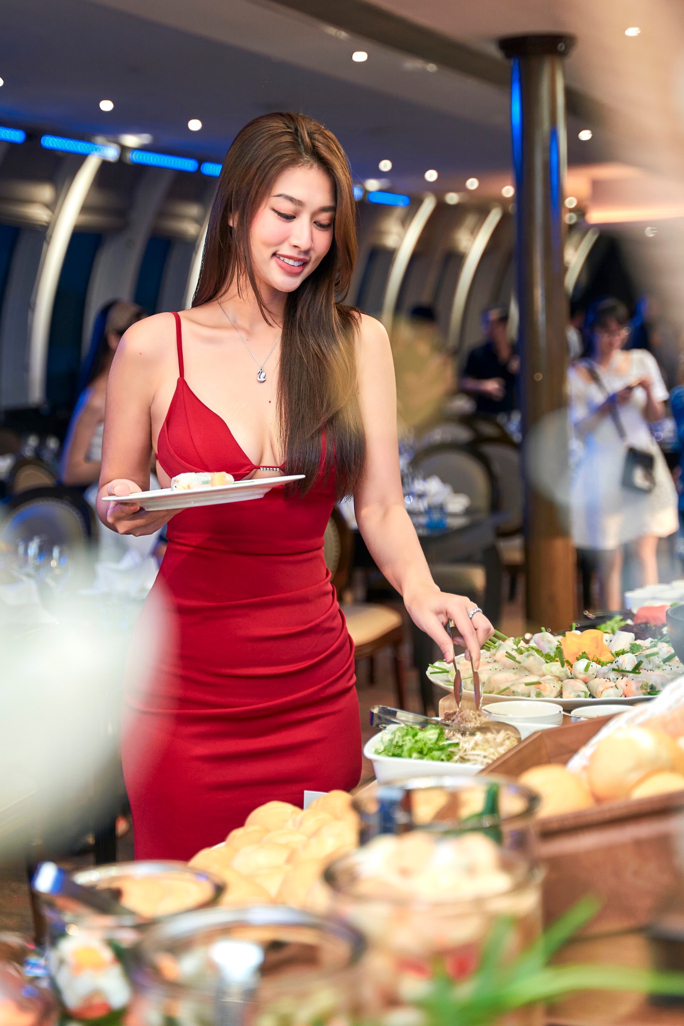 Du thuyền nhà hàng Paradise Delight Hạ Long 3 Miss Grand Thiên Ân trong ngày nhà mắt siêu du thuyền nhà hàng Paradise Delight tại Hạ Long