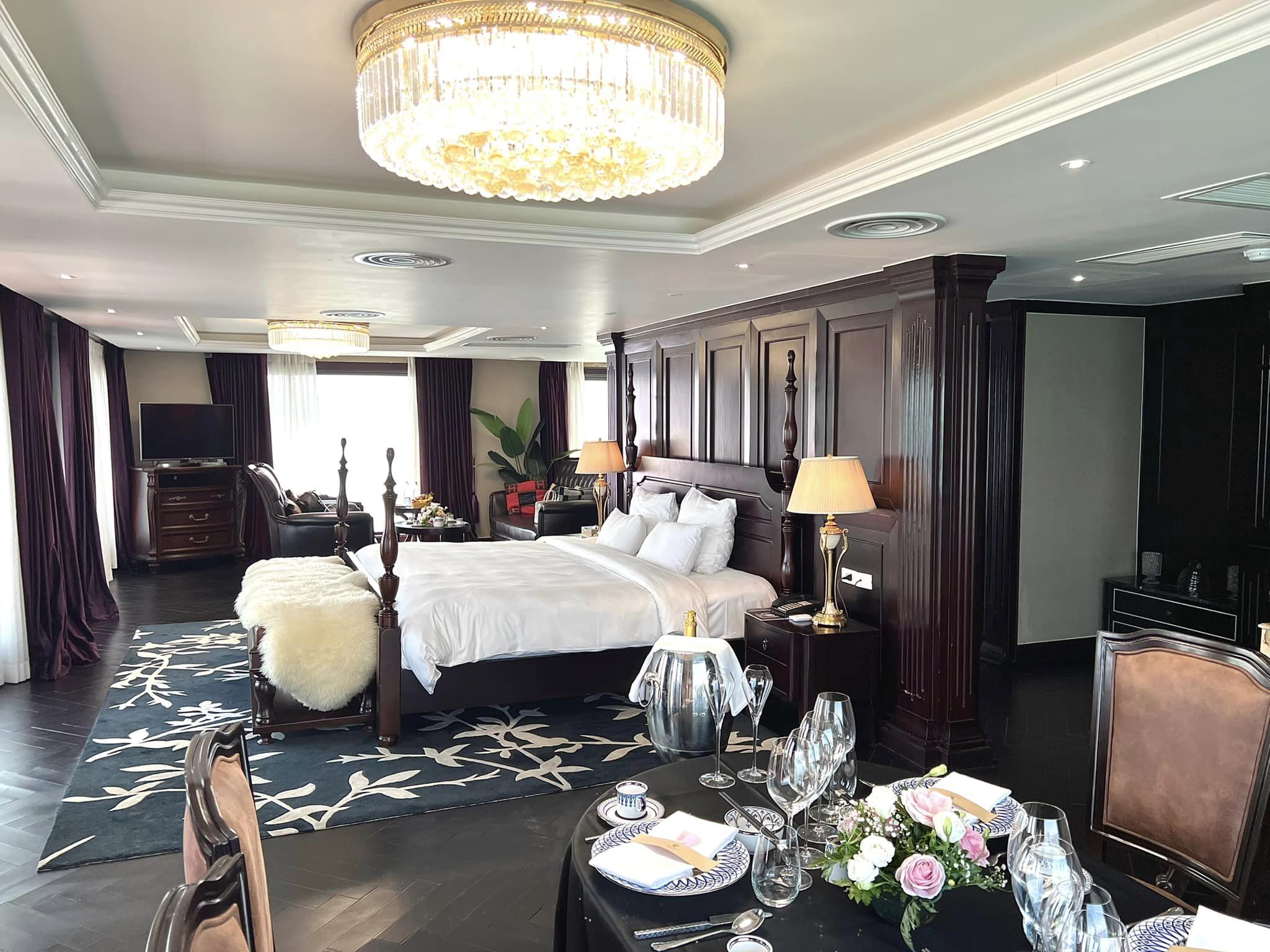 Kinh nghiệm đi du thuyền ngủ đêm 2023 mới nhất cần phải biết 14 Phòng tổng thống rộng 90m2 du thuyền Ambassador cruise