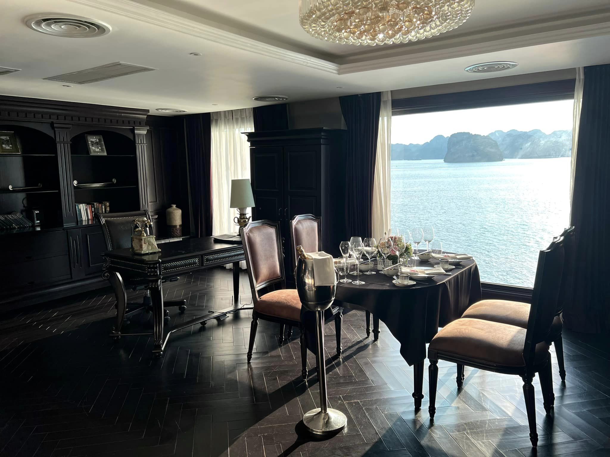 Kinh nghiệm đi du thuyền ngủ đêm 2023 mới nhất cần phải biết 15 1 góc phòng tổng thống sang chảnh của du thuyền 6* Ambassador cruise