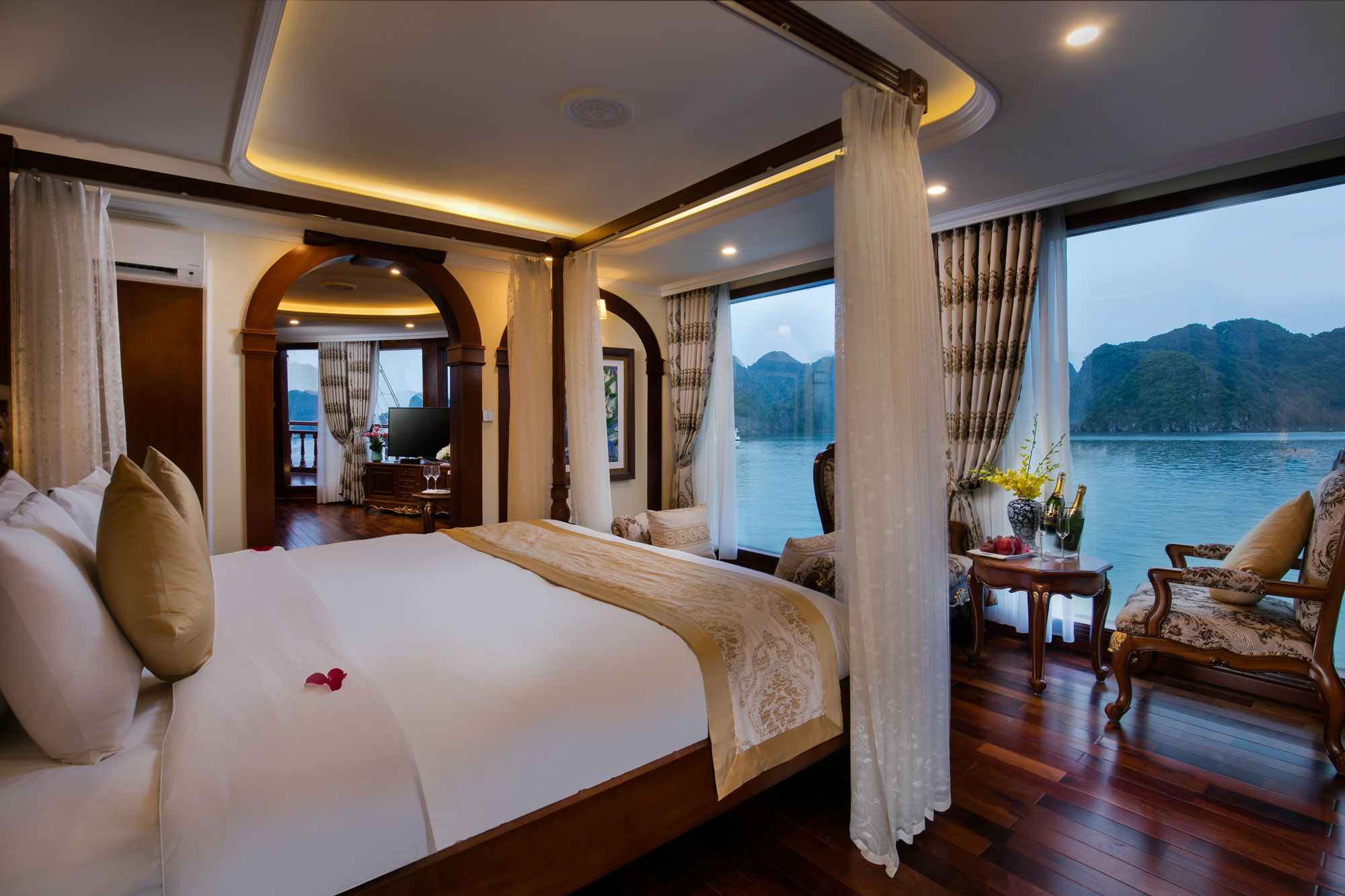 Hạng phòng Nữ hoàng Queen Suite tàu ngủ đêm 5 sao Emperor