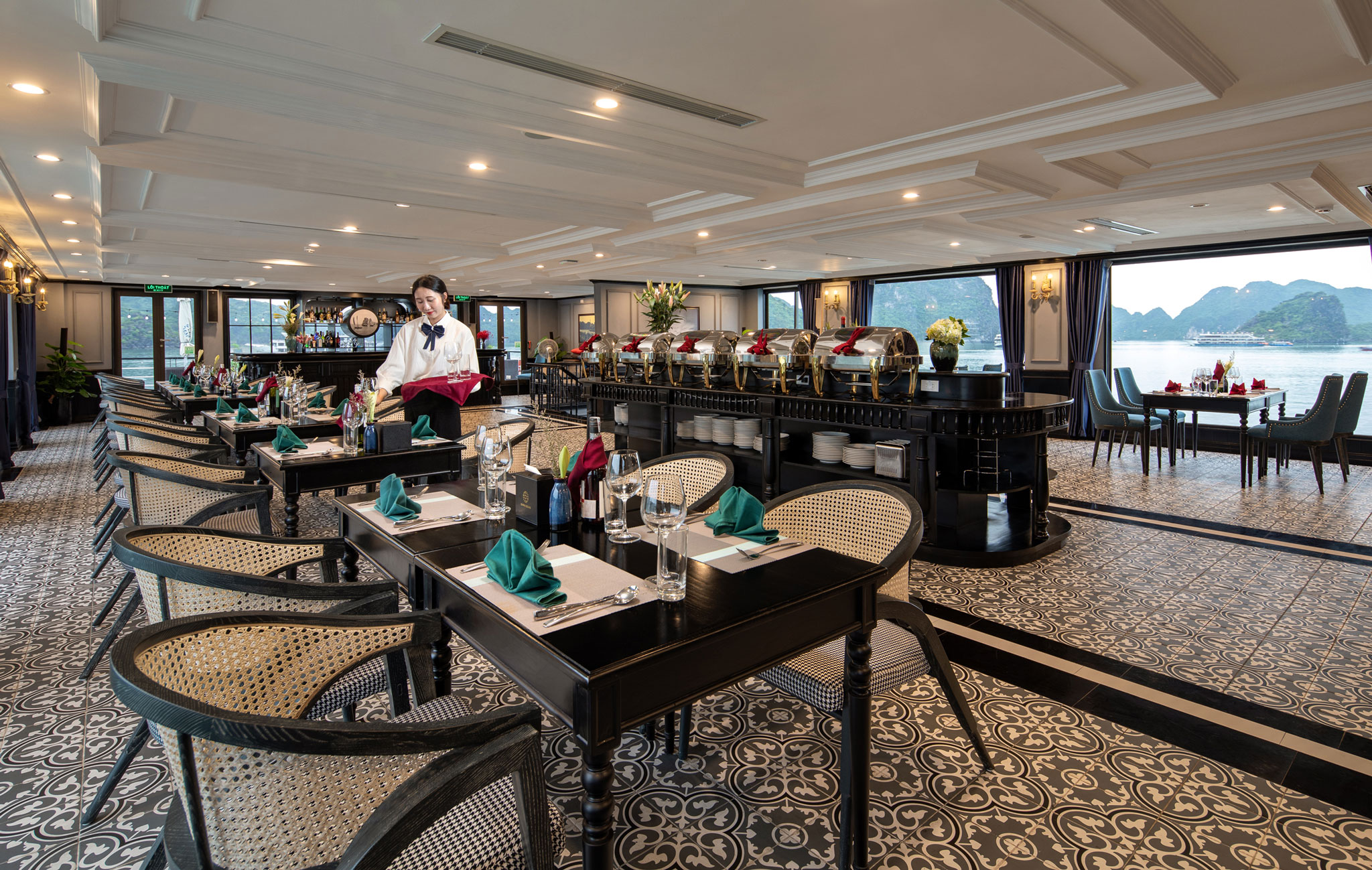 Phục vụ bữa ăn theo chuẩn fine dining trên tàu ngủ đêm 5 sao vịnh Hạ Long Lan Hạ