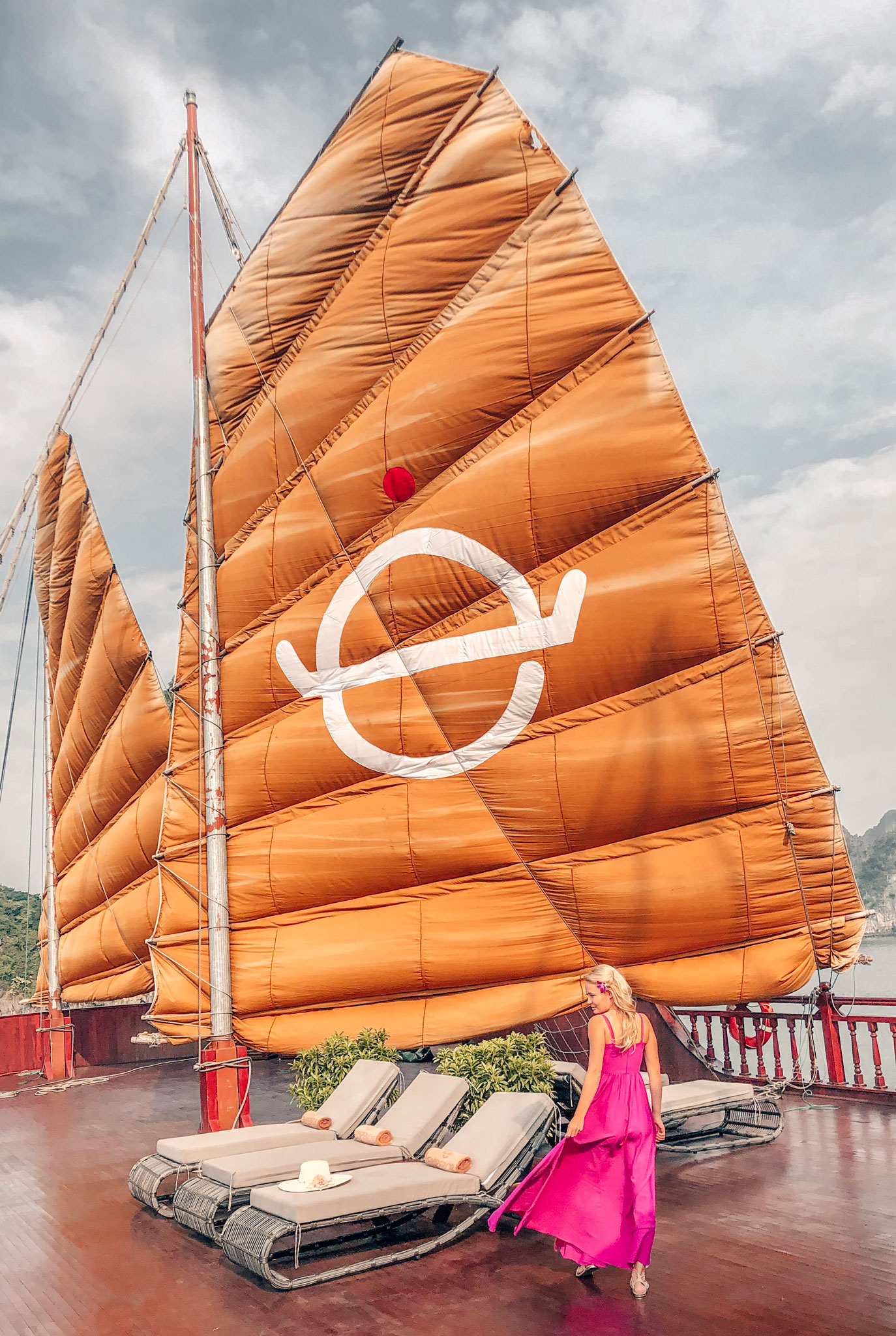 Chụp ảnh trên sân thượng du thuyền Hoàng Đế Hạ Long