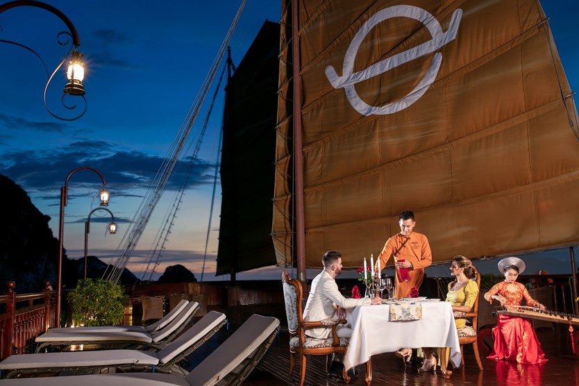 Du thuyền Emperor Hạ Long 5* chỉ với 10 phòng