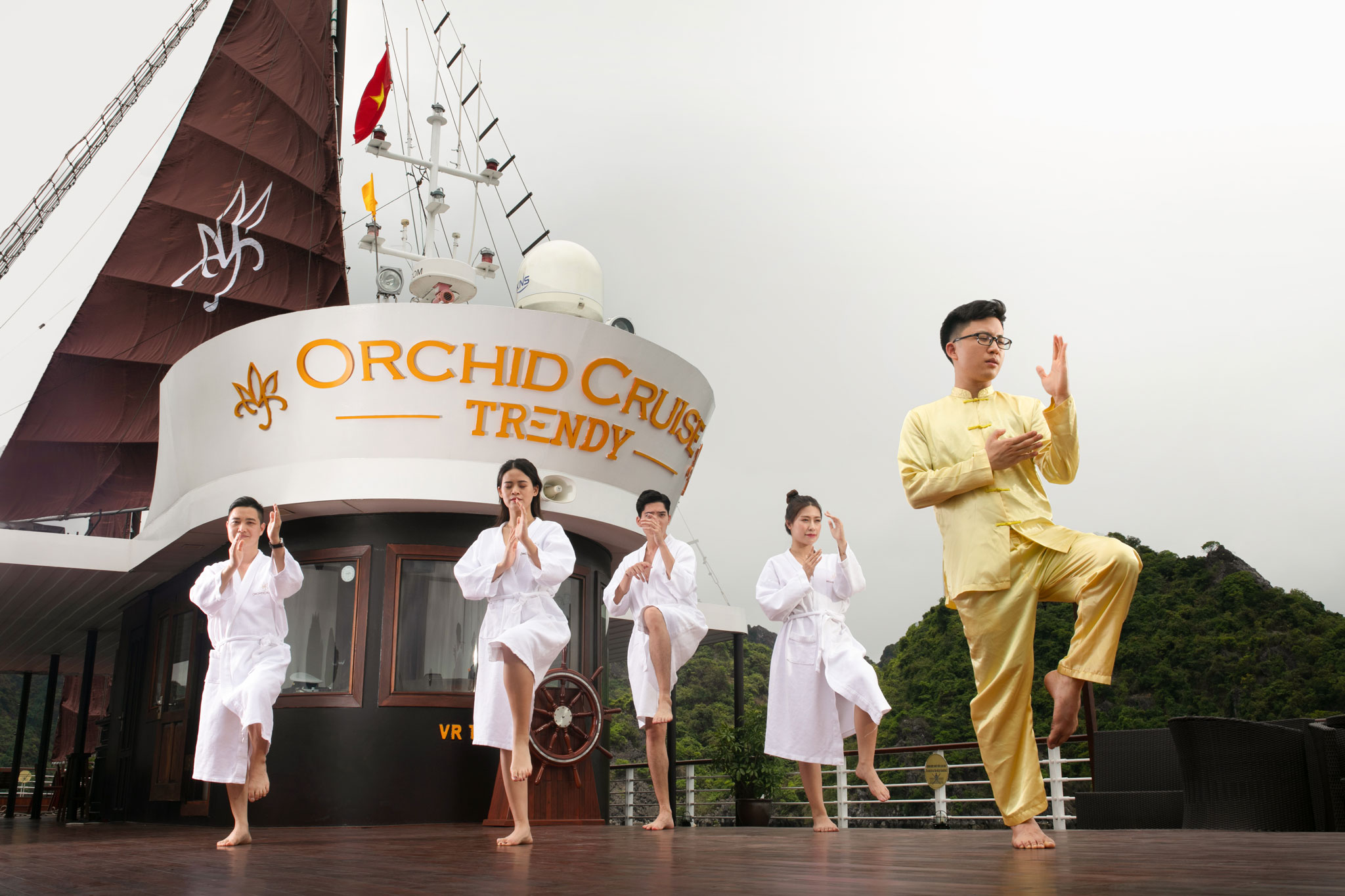 Du khách tham gia tập Thái Cực Quyền buổi sáng