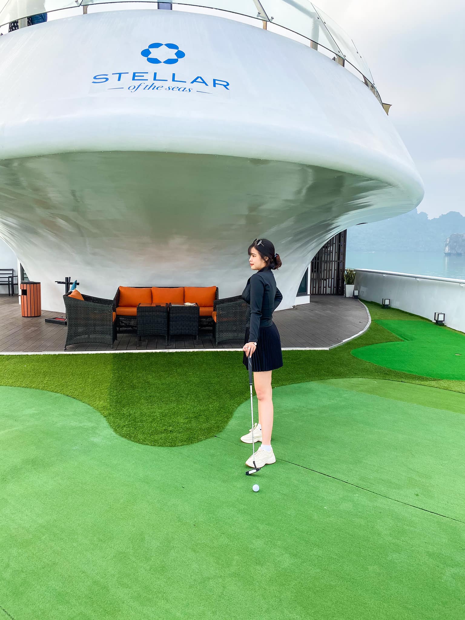Tham gia lớp tập đánh golf trên du thuyền vịnh Hạ Long Lan Hạ