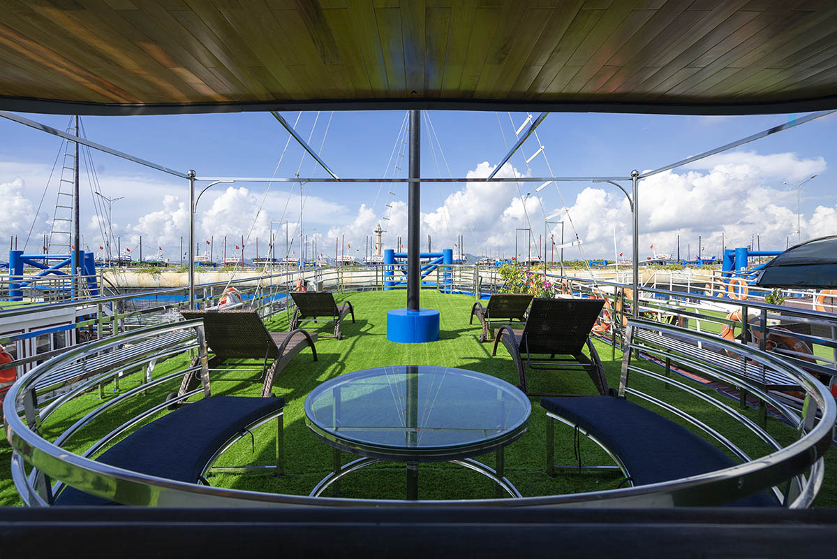 Bảng giá tàu ghép thăm vịnh Hạ Long 2025 mới nhất 16 Ghế tròn trên boong tàu 48 chỗ thăm vịnh Hạ Long