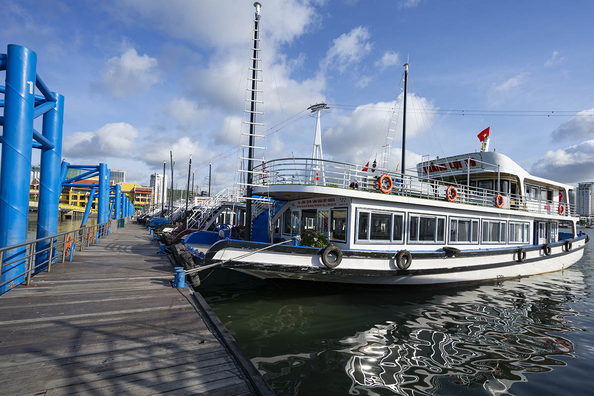 Bảng giá tàu ghép thăm vịnh Hạ Long 2025 mới nhất 14 Liên hệ ngay duthuyenhalonglanha.com để đặt tàu sắt thăm vịnh mới nhất vả đẹp nhất