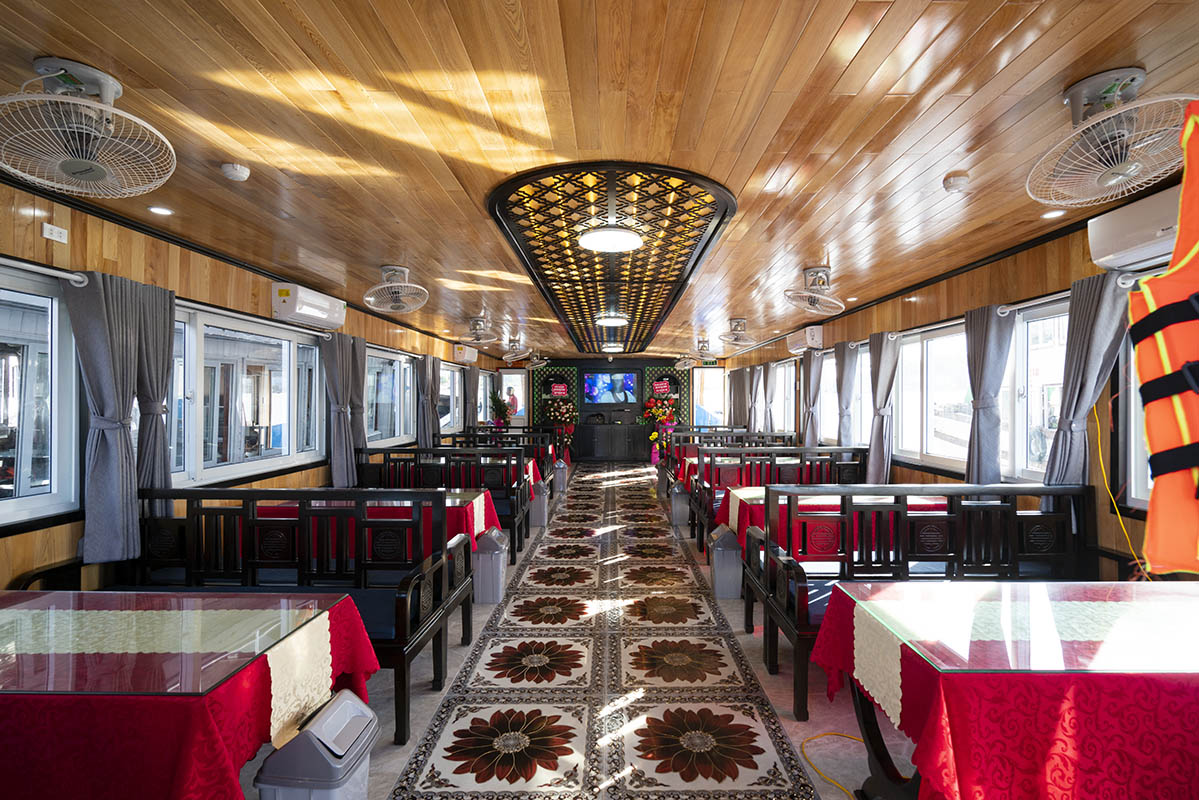 Bảng giá tàu ghép thăm vịnh Hạ Long 2025 mới nhất 15 Nhà hàng trên tàu 48 chỗ thăm vịnh Hạ Long