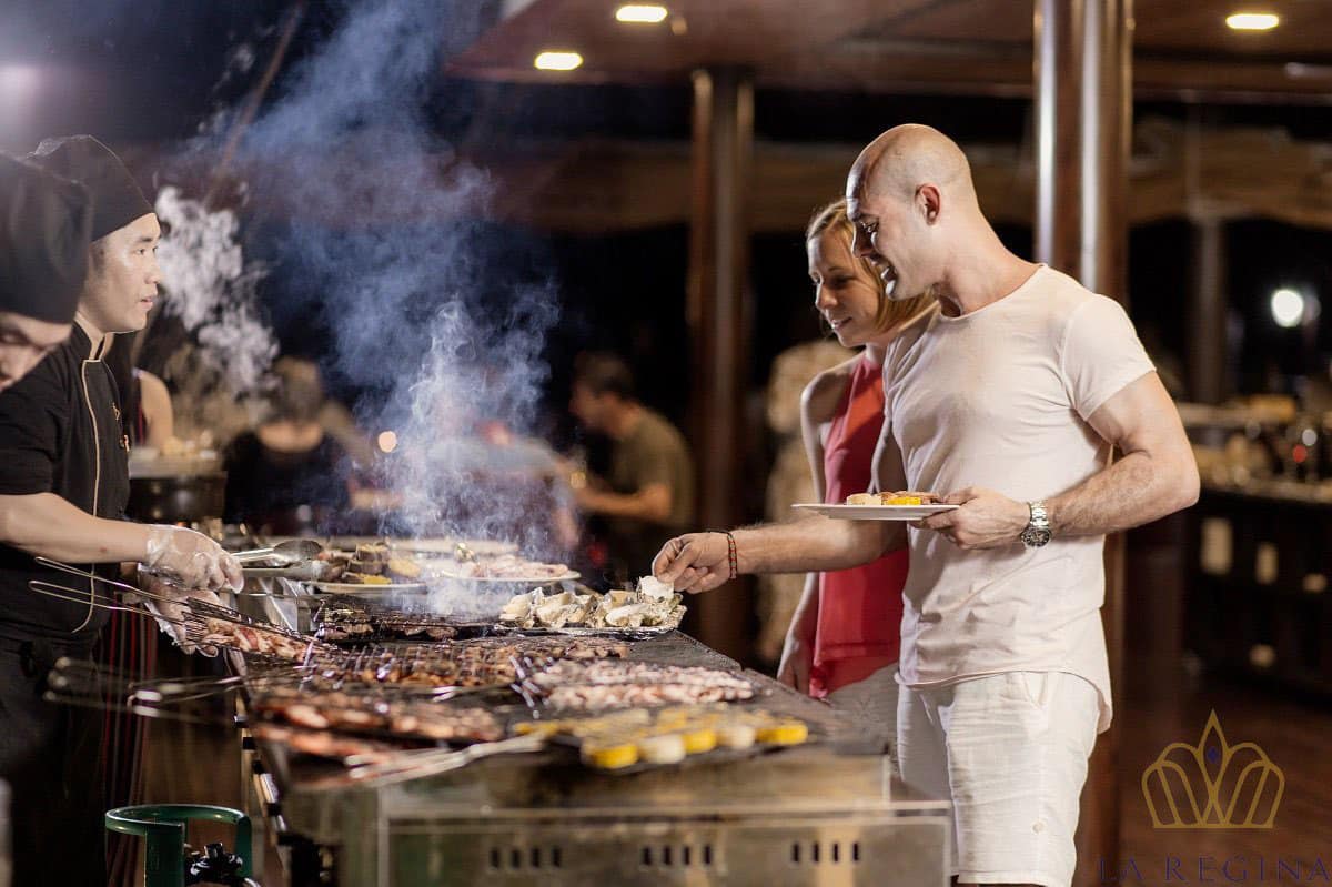 Tiệc BBQ trên boong tầng thượng du thuyền 5* La Regina Grand cruise vịnh Lan Hạ