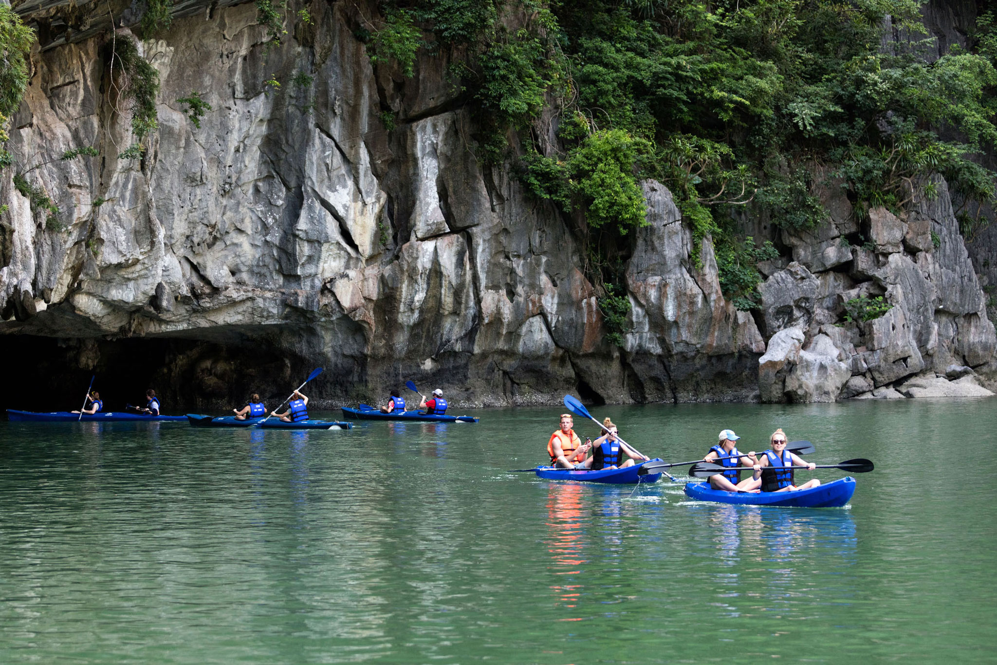 Kayaking khám phá hang Sáng Tối