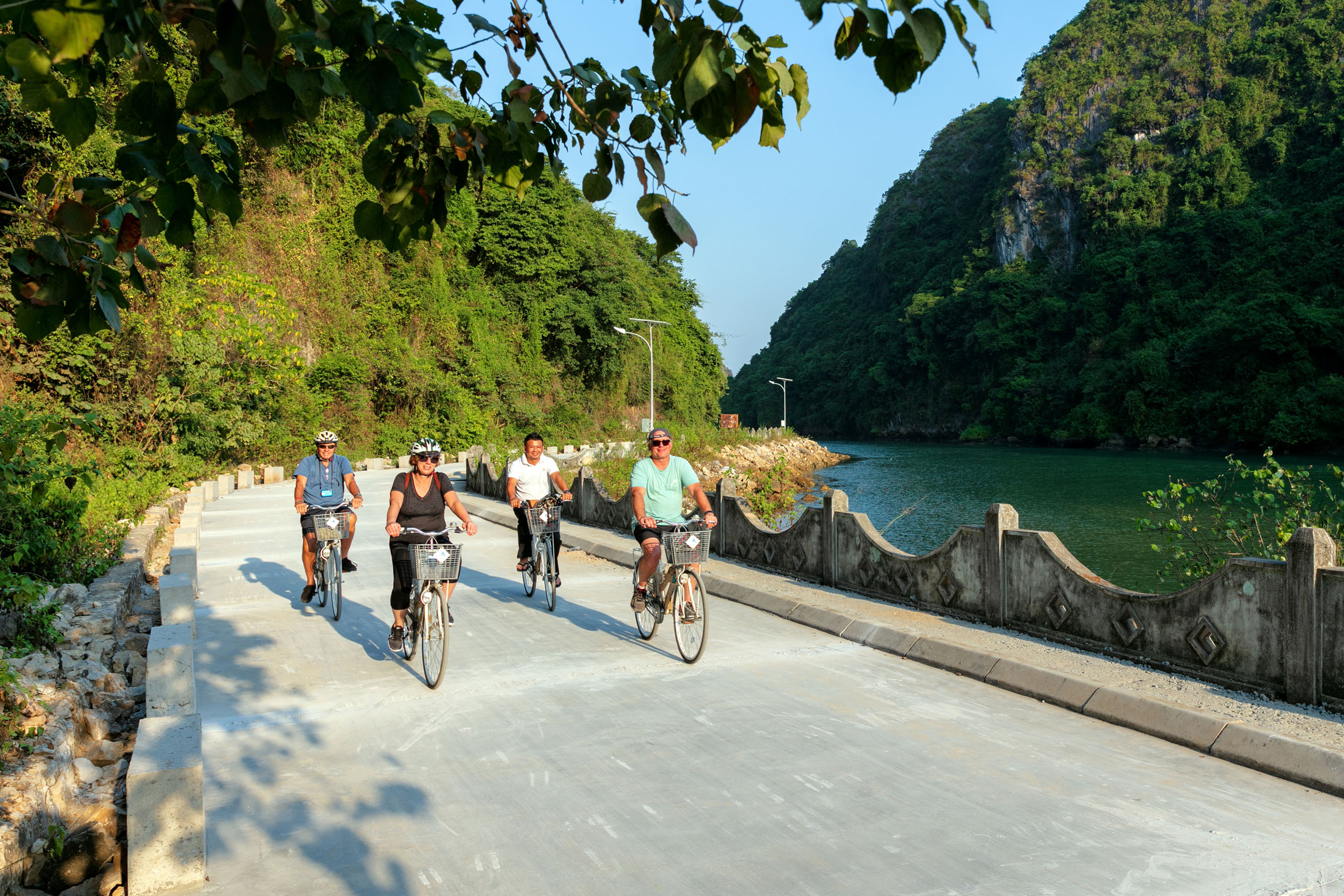 Thăm quan làng cổ Việt Hải trên đảo Cát Bà theo lịch trình tàu ngủ đêm 5 sao